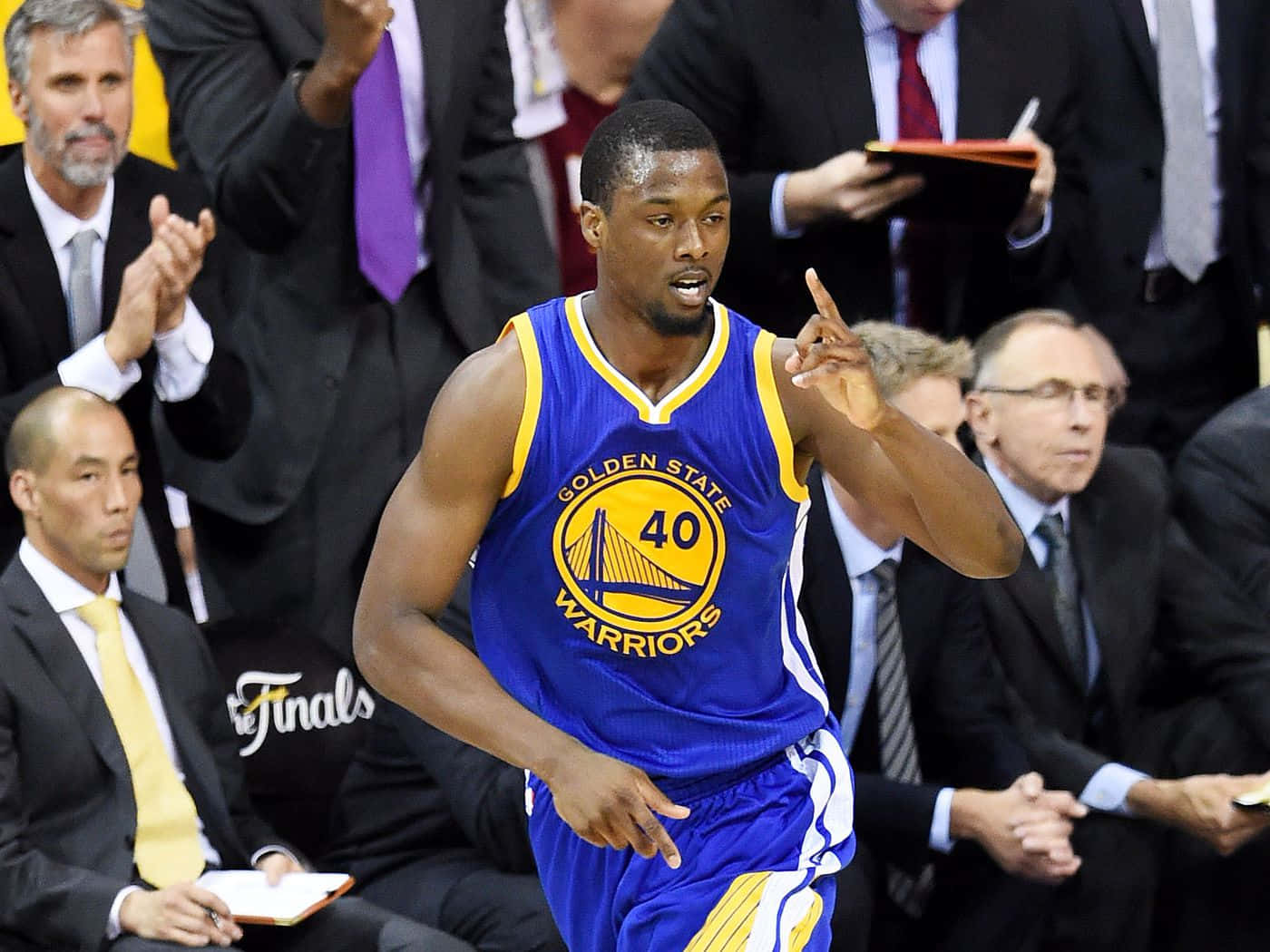 NBA 桌布 壁紙 — 金州勇士隊40號球員在總決賽籃球比賽中，在教練和工作人員的包圍下，強烈地做手勢。