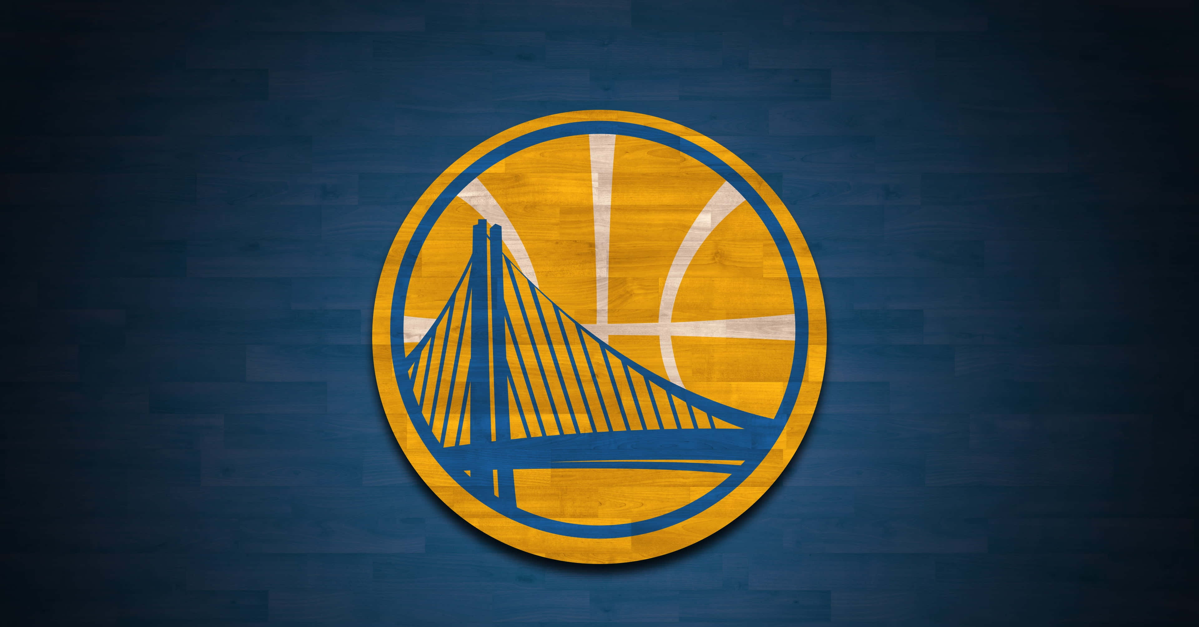 NBA 桌布 壁紙 — 金州勇士隊標誌，籃球設計上帶有橋樑剪影，背景為深藍色木紋。