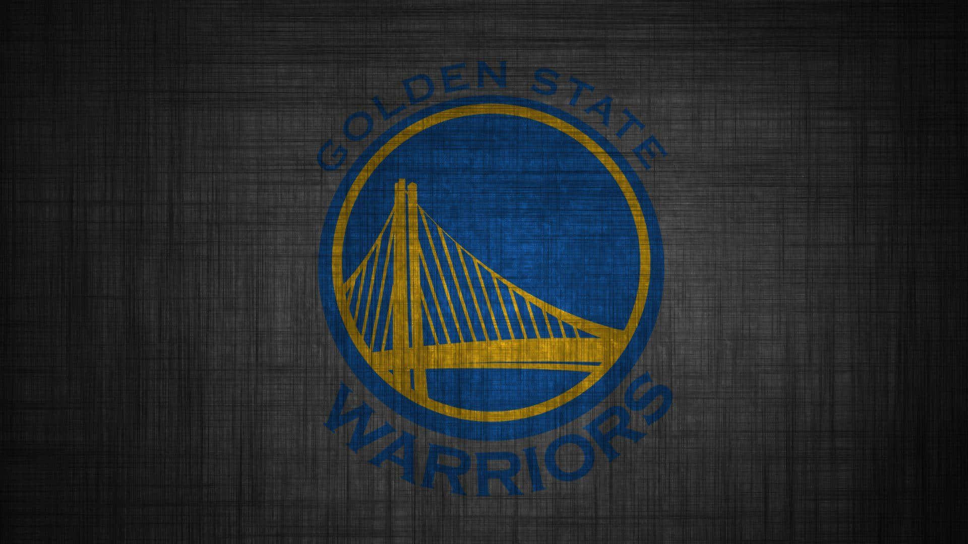 Golden State Warriors Logo 桌布 壁紙 — 金州勇士隊標誌，藍色和金色，位於有紋理的深灰色布料背景上。