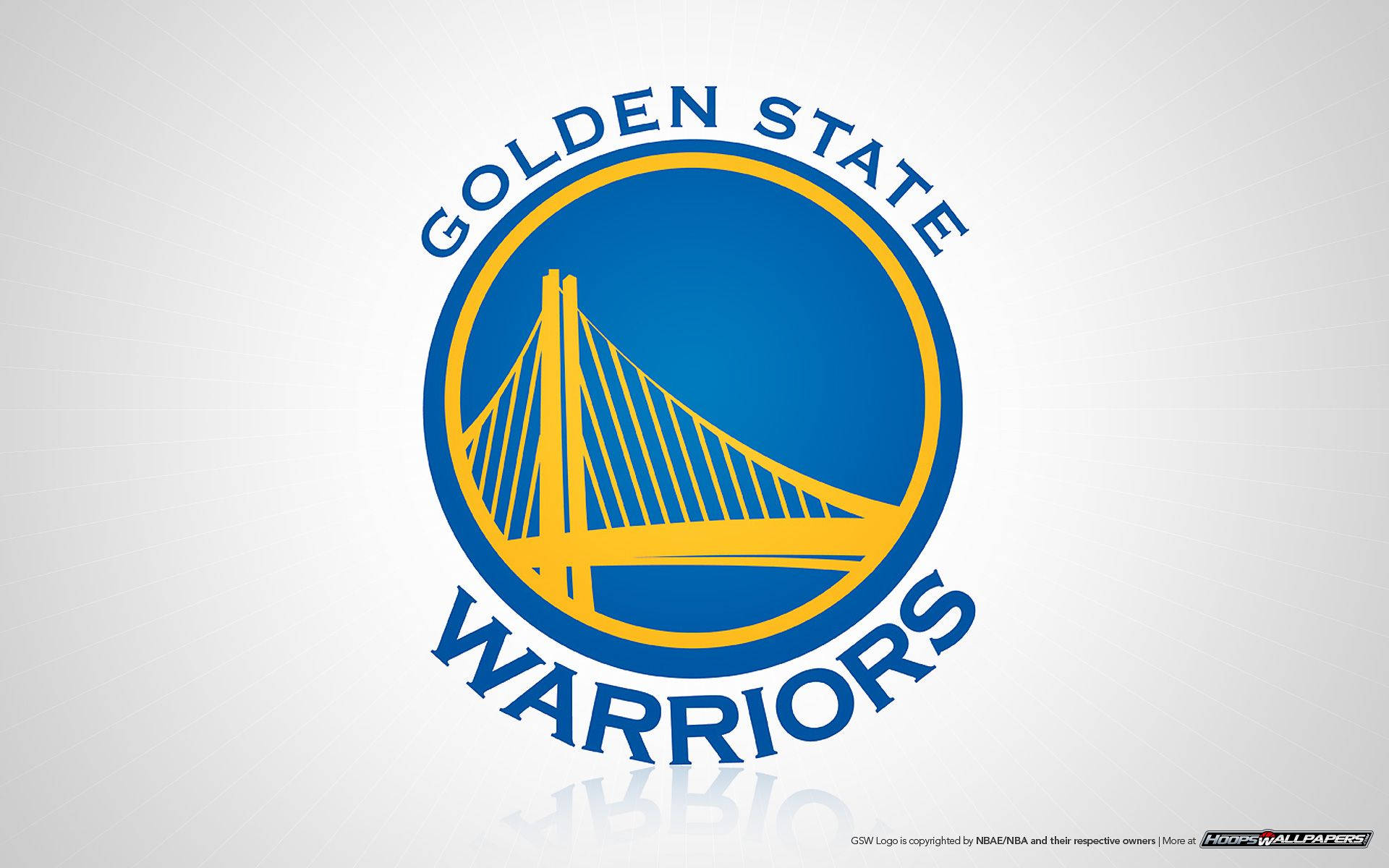 Warriors 桌布 壁紙 — 金州勇士隊標誌，藍色圓圈內有黃色橋樑，背景為淺灰色。