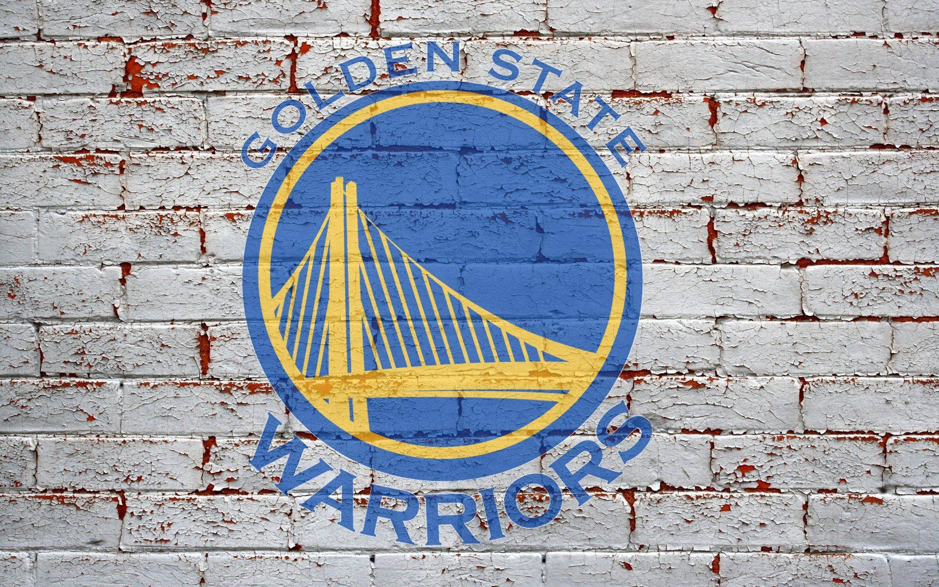 Warriors 桌布 壁紙 — 金州勇士隊標誌以藍色和黃色繪製在風化的白色磚牆上，油漆剝落。