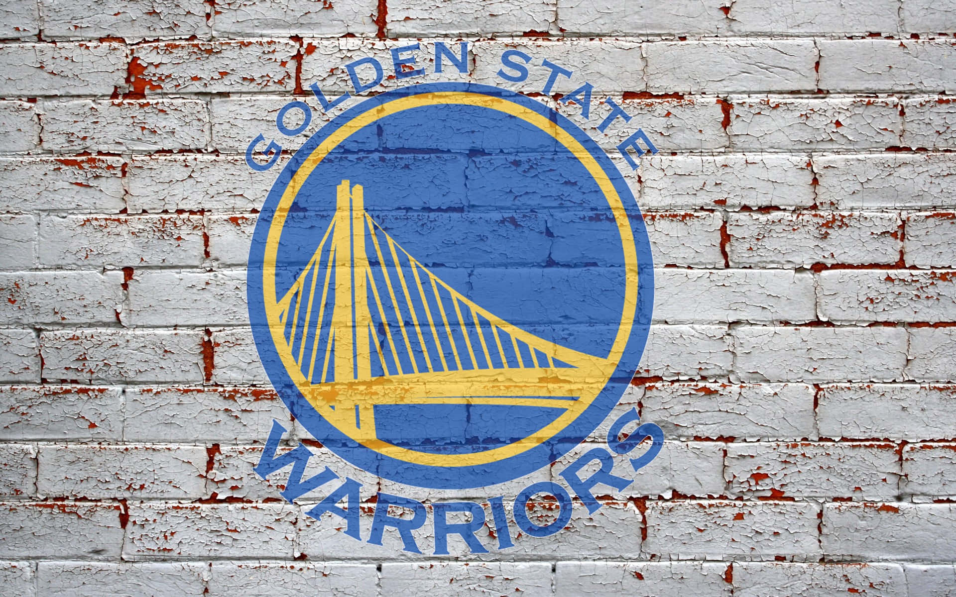 Golden State Warriors Logo 桌布 壁紙 — 金州勇士隊標誌以鮮明的藍色和黃色繪製在風化的白色磚牆上，油漆剝落。