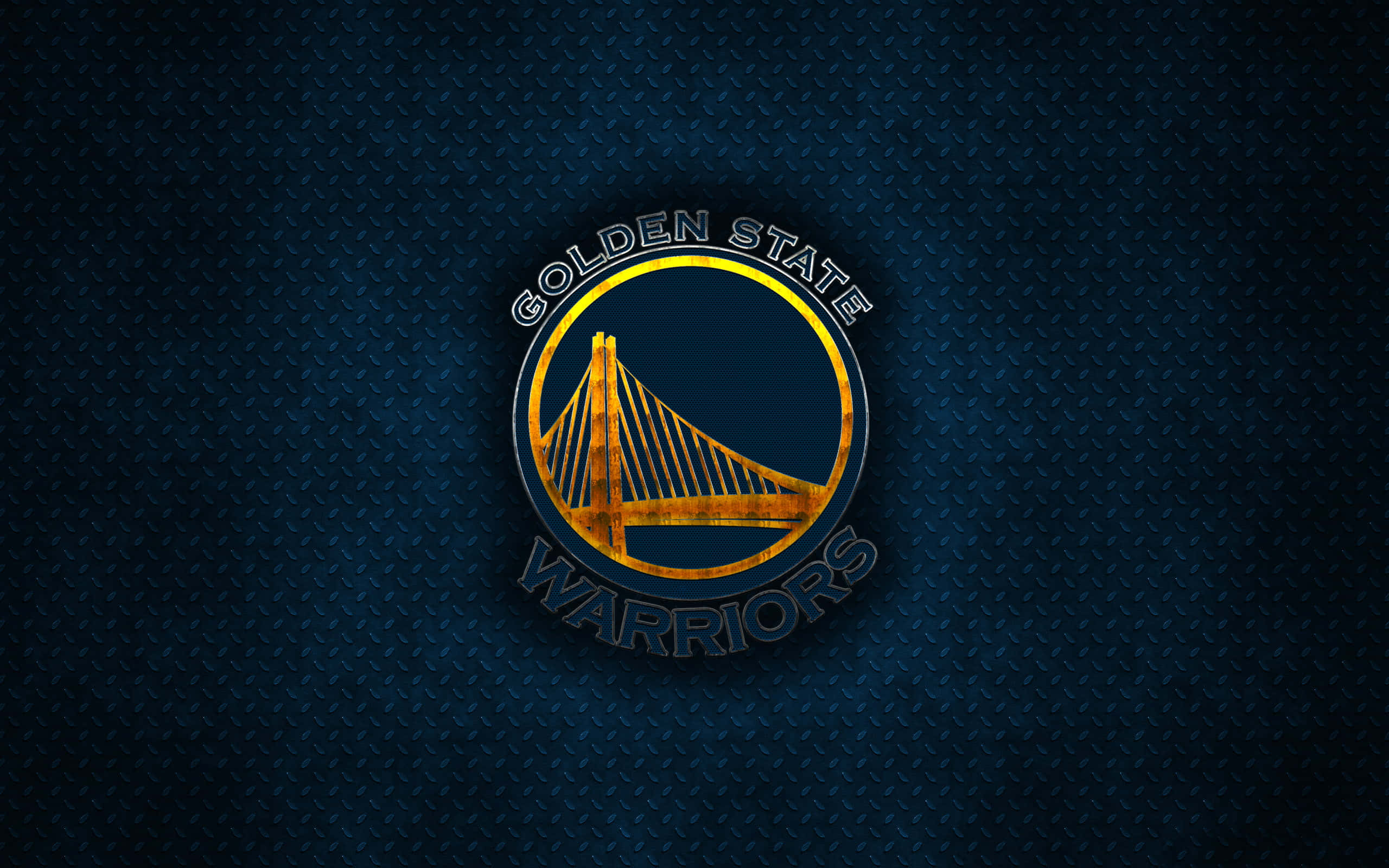 NBA 桌布 壁紙 — 金州勇士隊標誌在帶有紋理的深藍色鑽石板背景上閃耀著金色和藍色。