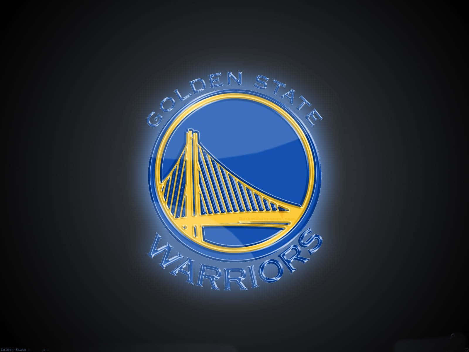 Golden State Warriors Logo 桌布 壁紙 — 金州勇士隊標誌在深色漸變背景上散發藍色和金色光芒。