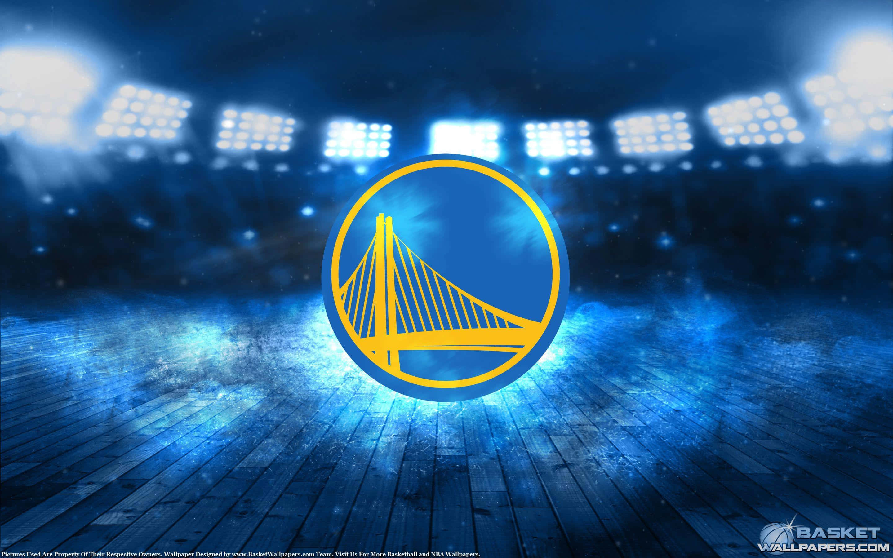 NBA Teams 桌布 壁紙 — 金州勇士隊標誌在體育場燈光下，於籃球場上發出明亮光芒，帶有藍色煙霧。