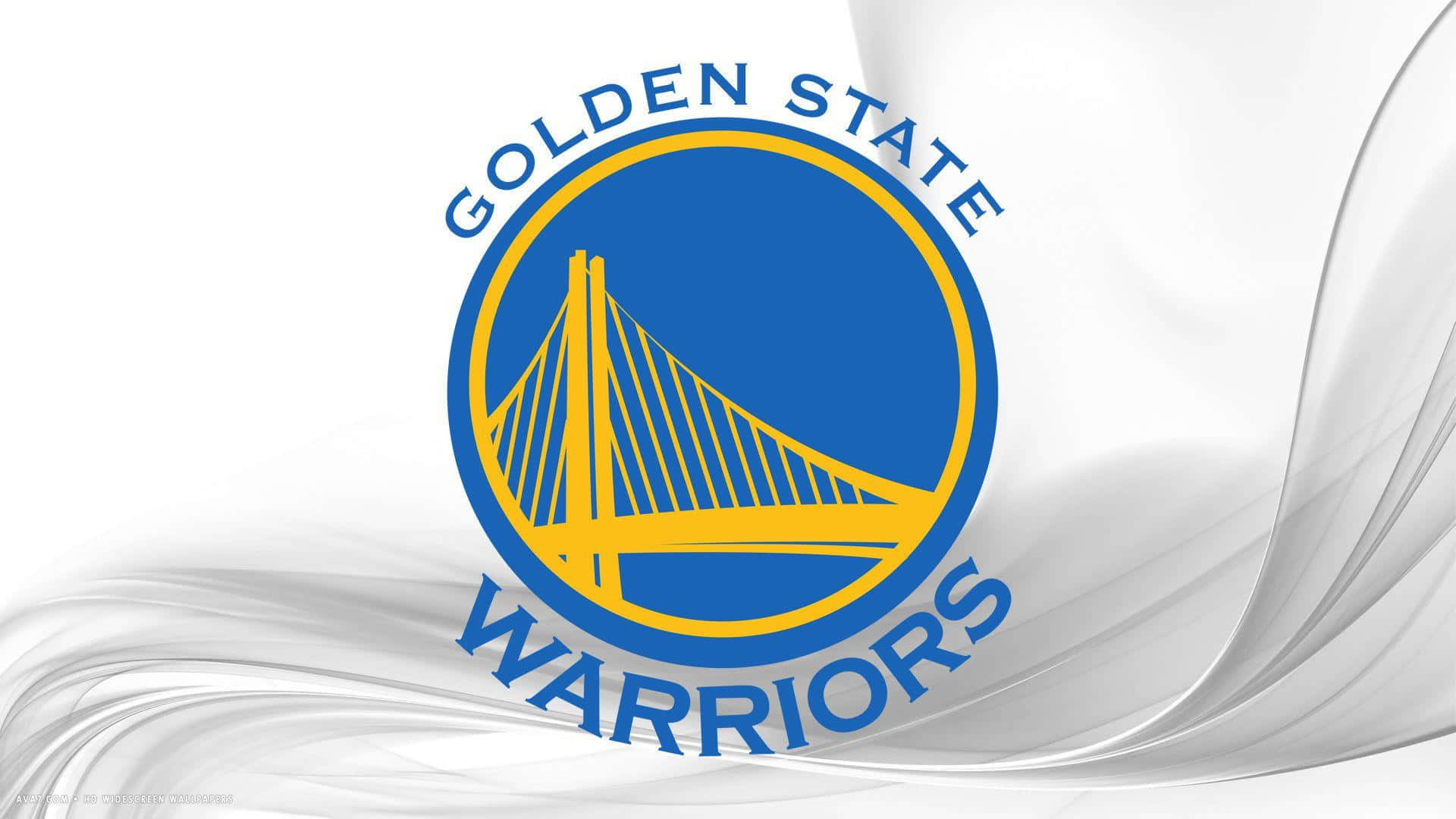NBA Teams 桌布 壁紙 — 金州勇士隊標誌居中，置於帶有藍色和黃色點綴的流動白色布料背景上。