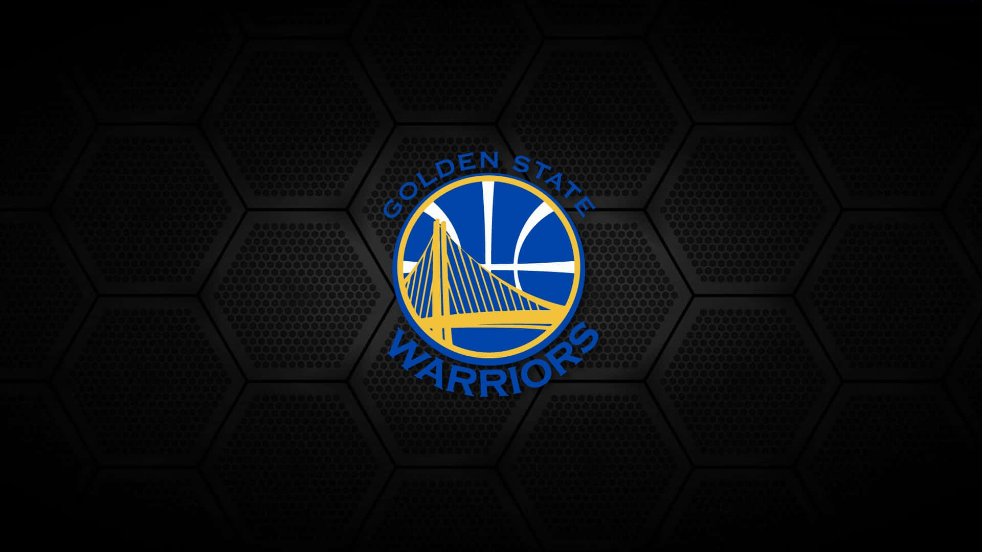 Golden State Warriors Logo 桌布 壁紙 — 金州勇士隊標誌居中放置在深色六邊形紋理背景上，帶有發光的藍色和金色點綴。