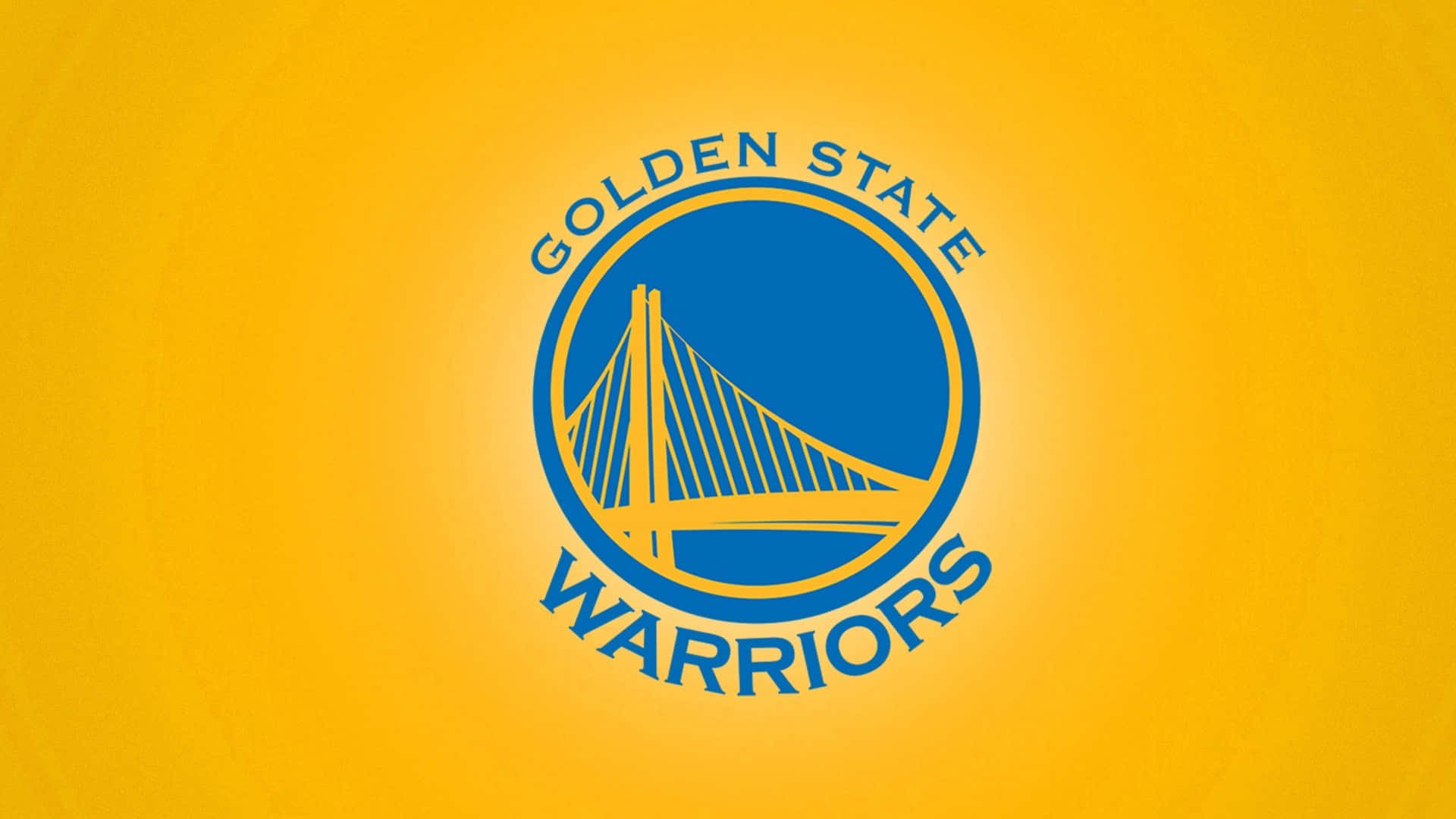 Golden State Warriors Logo 桌布 壁紙 — 金州勇士隊標誌居中於充滿活力的黃色漸變背景上。