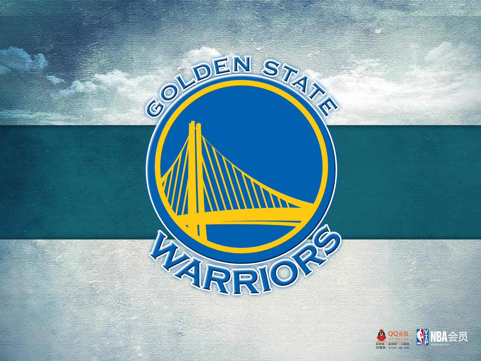 Warriors 桌布 壁紙 — 金州勇士隊標誌居中於帶有紋理的天空和水背景，採用藍色、黃色和白色色調。