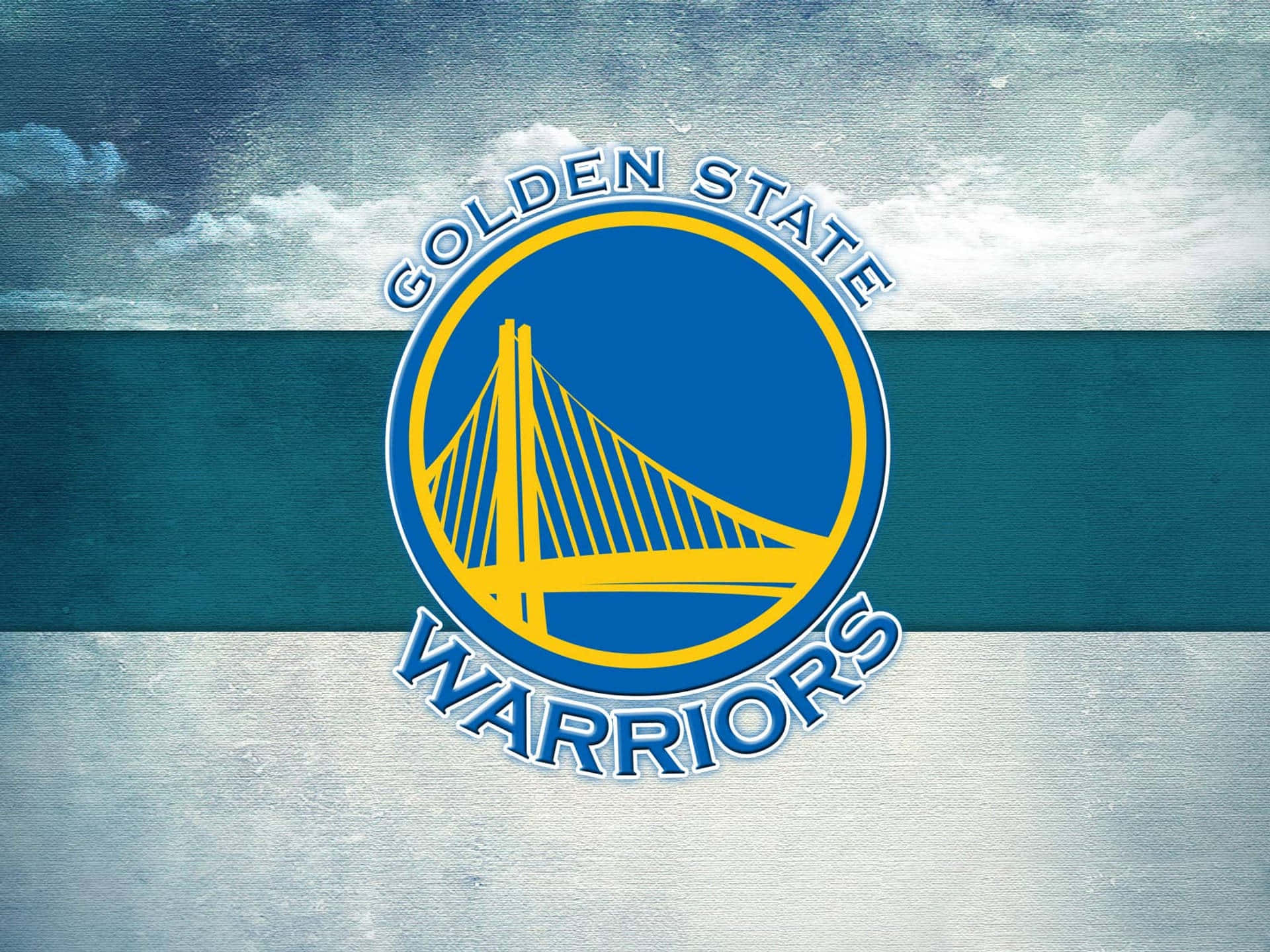 Golden State Warriors Logo 桌布 壁紙 — 金州勇士隊標誌居中於帶有雲天紋理的藍白背景上。
