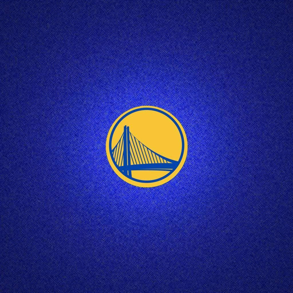 Warriors 桌布 壁紙 — 金州勇士隊標誌居中於帶紋理的藍色牛仔布背景上，帶有微妙的光暈。