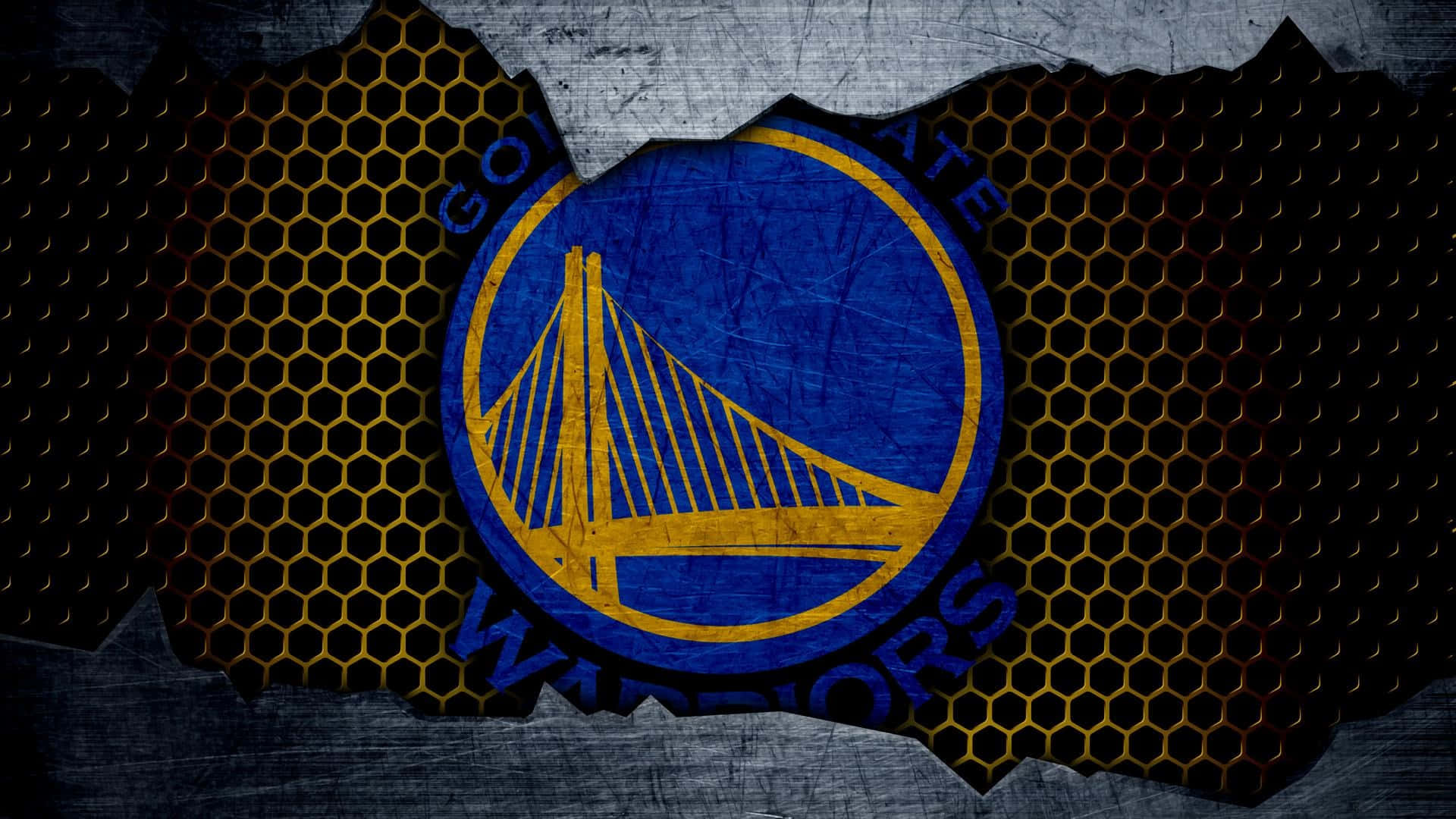 Golden State Warriors Logo 桌布 壁紙 — 金州勇士隊標誌透過撕裂的六角形金屬紋理和粗糙的藍色和金色色調顯現。