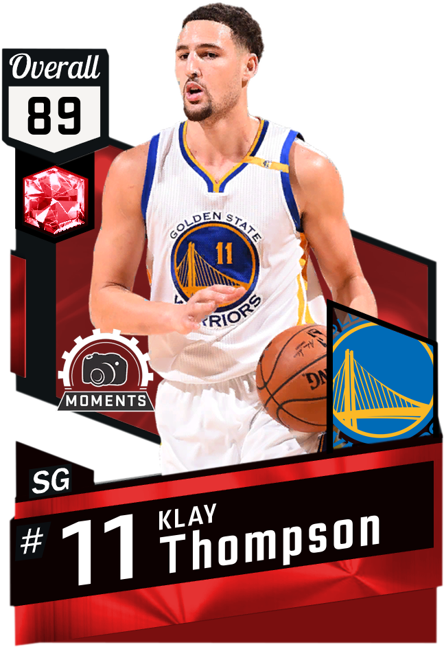 金州勇士 桌布 壁紙 — 金州勇士隊球員Klay Thompson身穿白色球衣，在一張帶有紅色和黑色設計元素的數位卡片上運球。