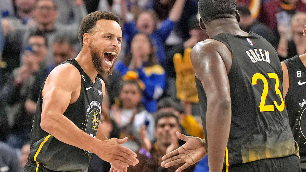 NBA 桌布 壁紙 — 金州勇士隊球員史蒂芬柯瑞在充滿活力的籃球比賽中與隊友德雷蒙格林熱情慶祝。