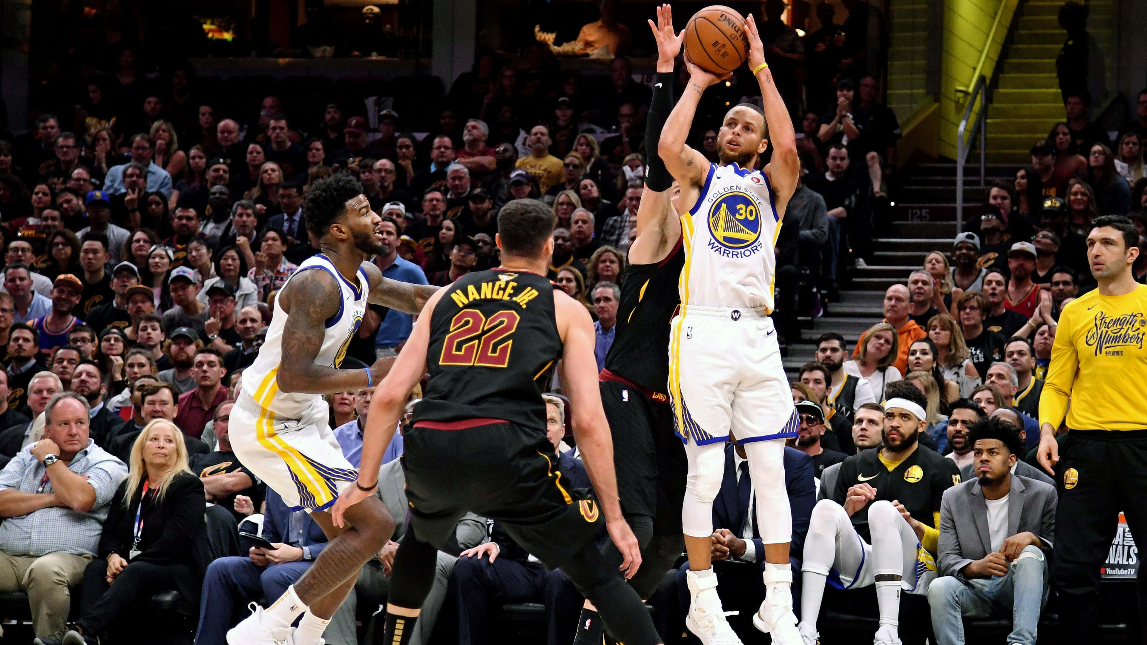 籃球 桌布 壁紙 — 金州勇士隊球員史蒂芬柯瑞在充滿能量的NBA比賽中投籃，背景是擠滿的人群。