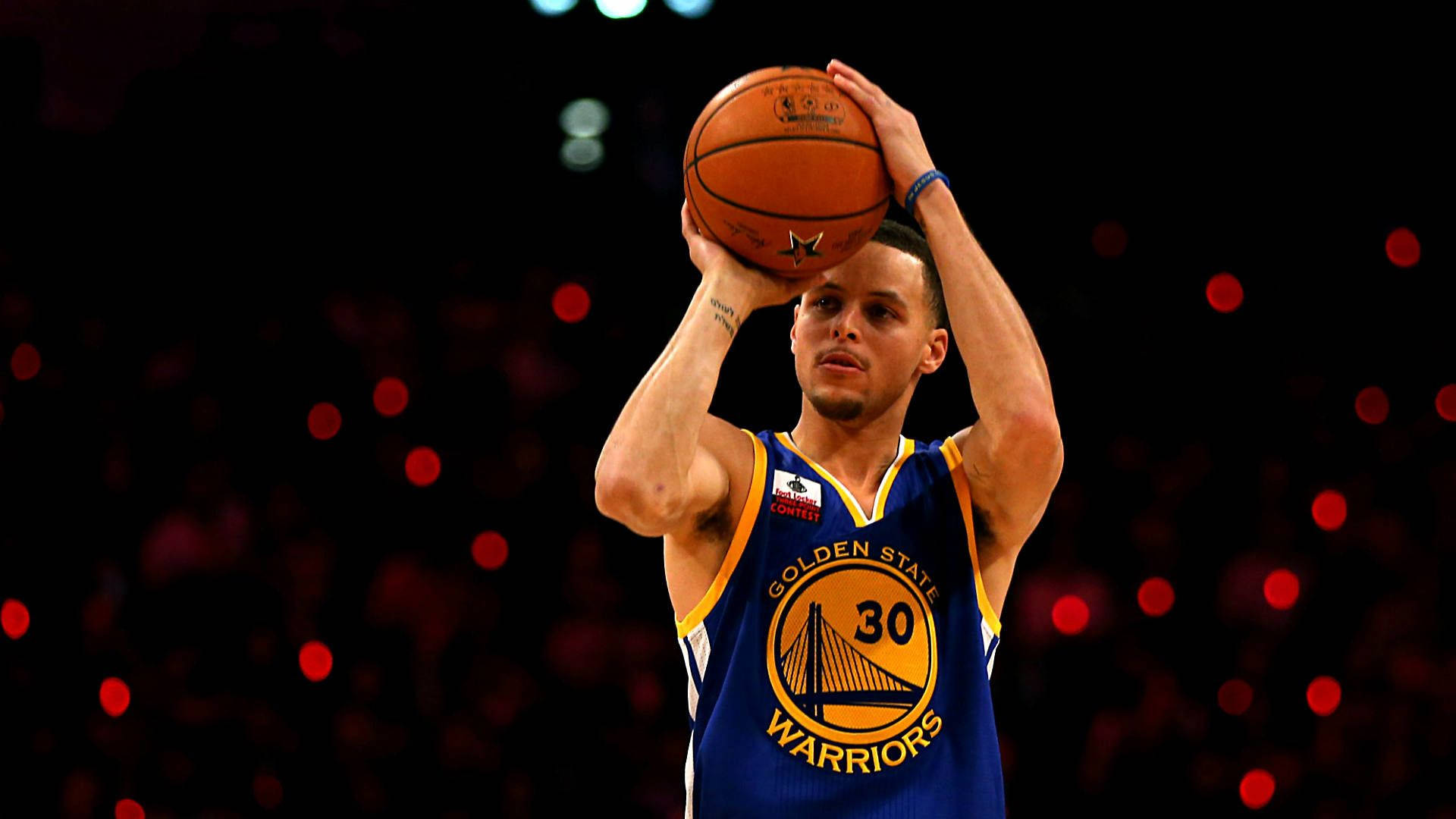Curry 桌布 壁紙 — 金州勇士隊球員史蒂芬柯瑞在場館燈光下準備投籃，背景是模糊的紅色人群散景。