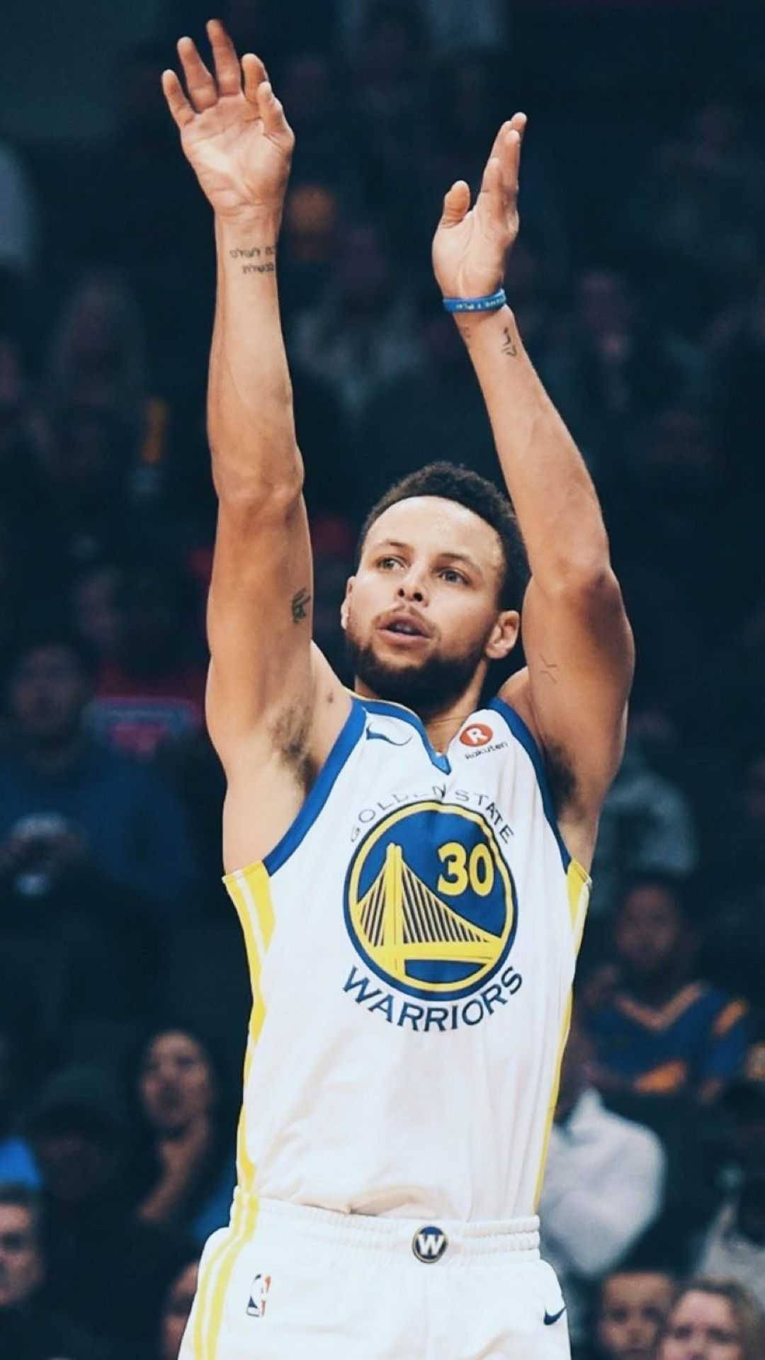 Curry 桌布 壁紙 — 金州勇士隊球員史蒂芬柯瑞在燈光明亮的場館中高舉雙臂投籃。