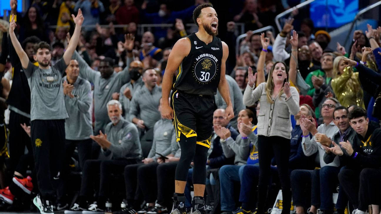 NBA 桌布 壁紙 — 金州勇士隊球員史蒂芬柯瑞高舉雙臂慶祝，滿座場館內球迷瘋狂歡呼。