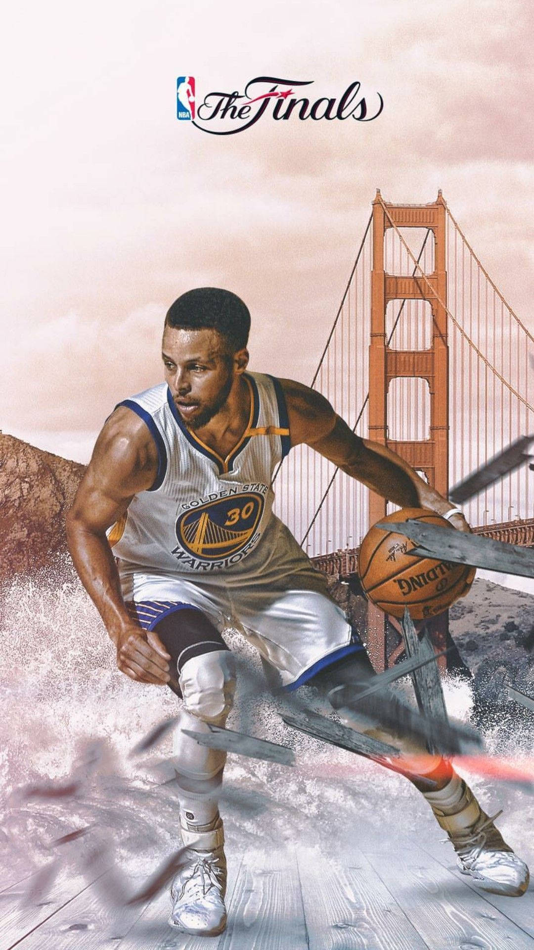 Curry 桌布 壁紙 — 金州勇士隊球員在朦朧的天空下，以金門大橋為背景，運球時帶有動態模糊效果。