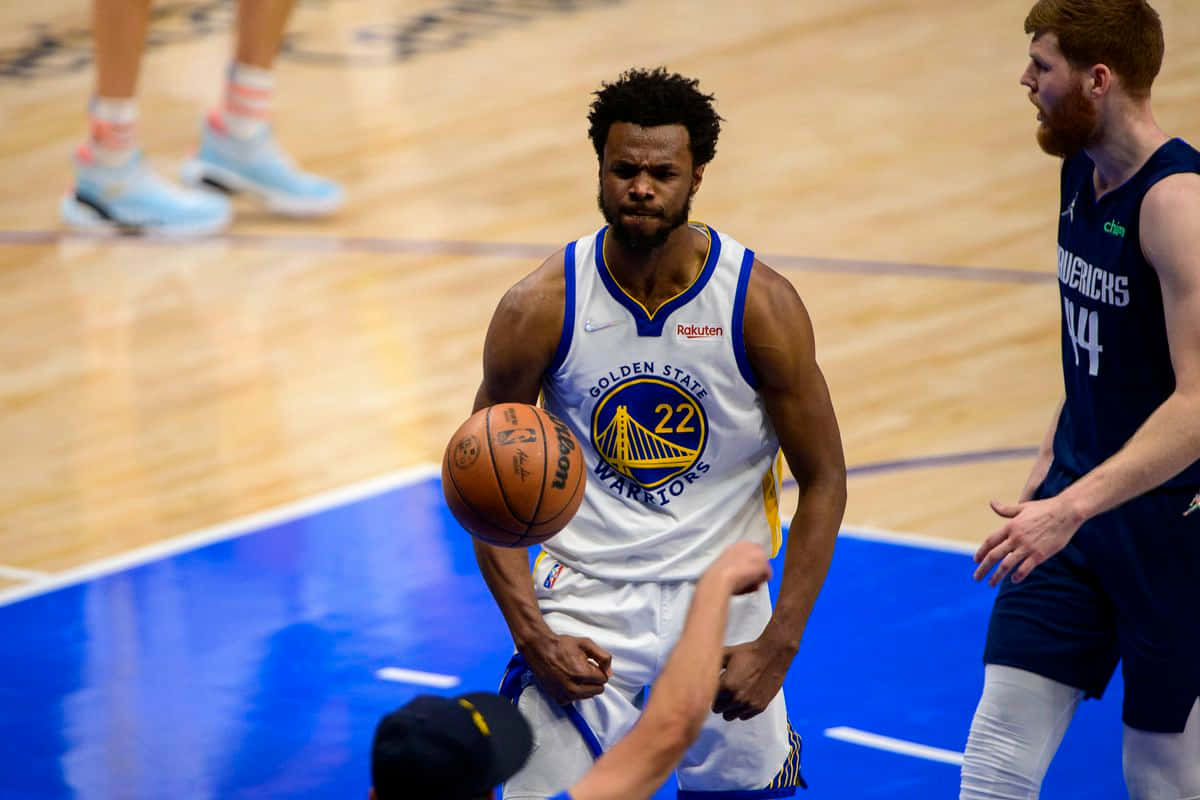 Andrew Wiggins 桌布 壁紙 — 金州勇士隊球員專注地運球，獨行俠隊防守球員在緊張的NBA比賽中逼近。