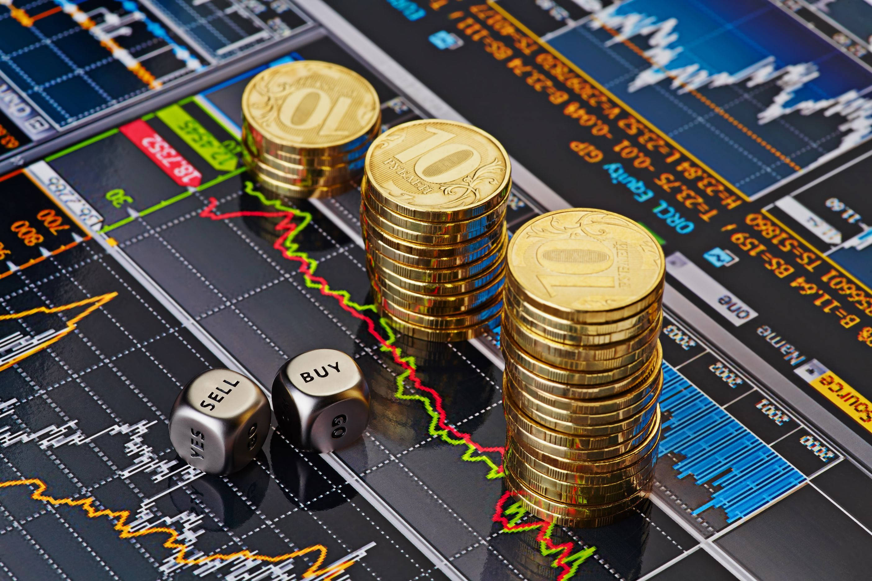 金融 桌布 壁紙 — 金幣堆疊在數位股票圖表之上，買賣骰子決定財務命運。