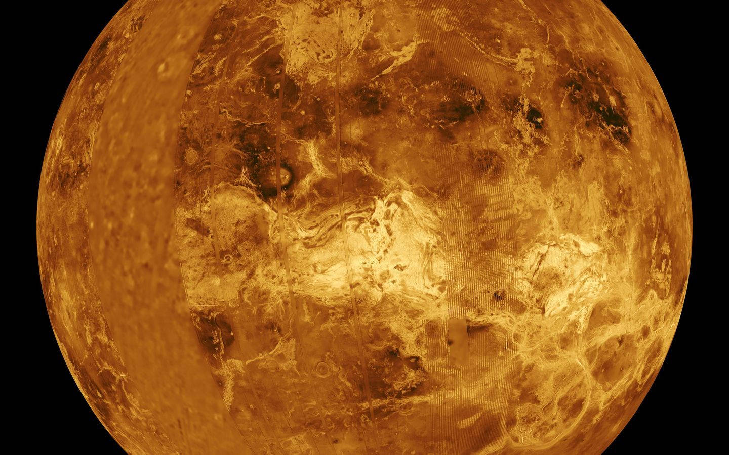 太陽系 桌布 壁紙 — 金星近距離觀賞，閃爍著旋轉的金色雲層，映襯著黑色太空虛空。