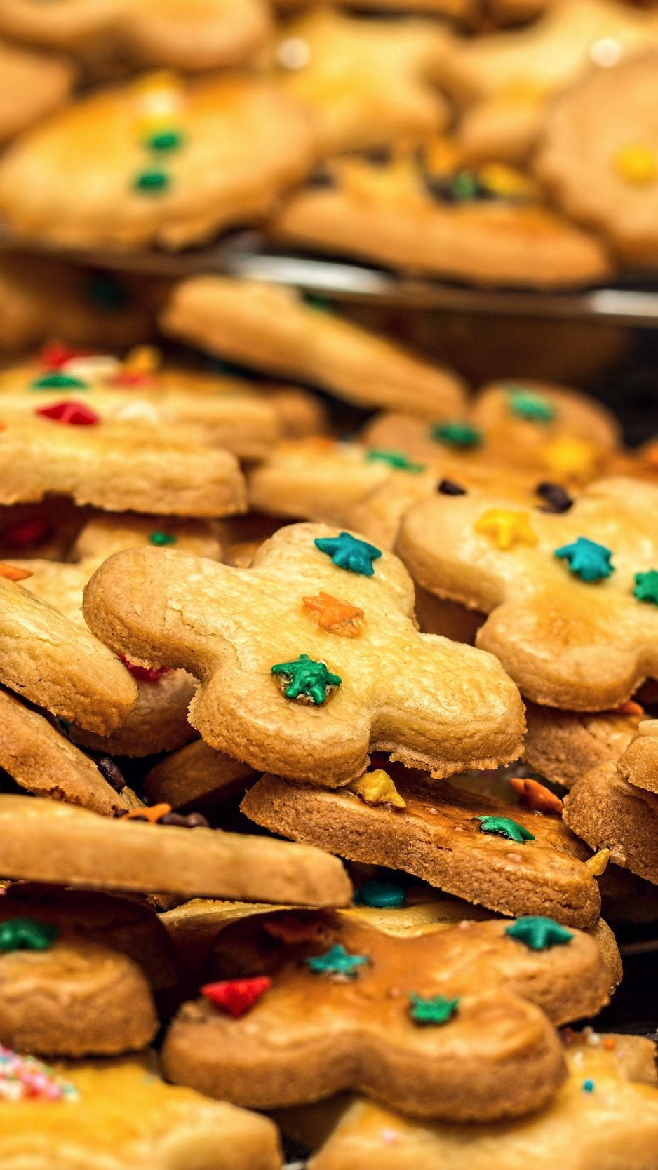 Cookie 桌布 壁紙 — 金棕色星形餅乾上撒滿彩色糖粒，高高堆疊的特寫。