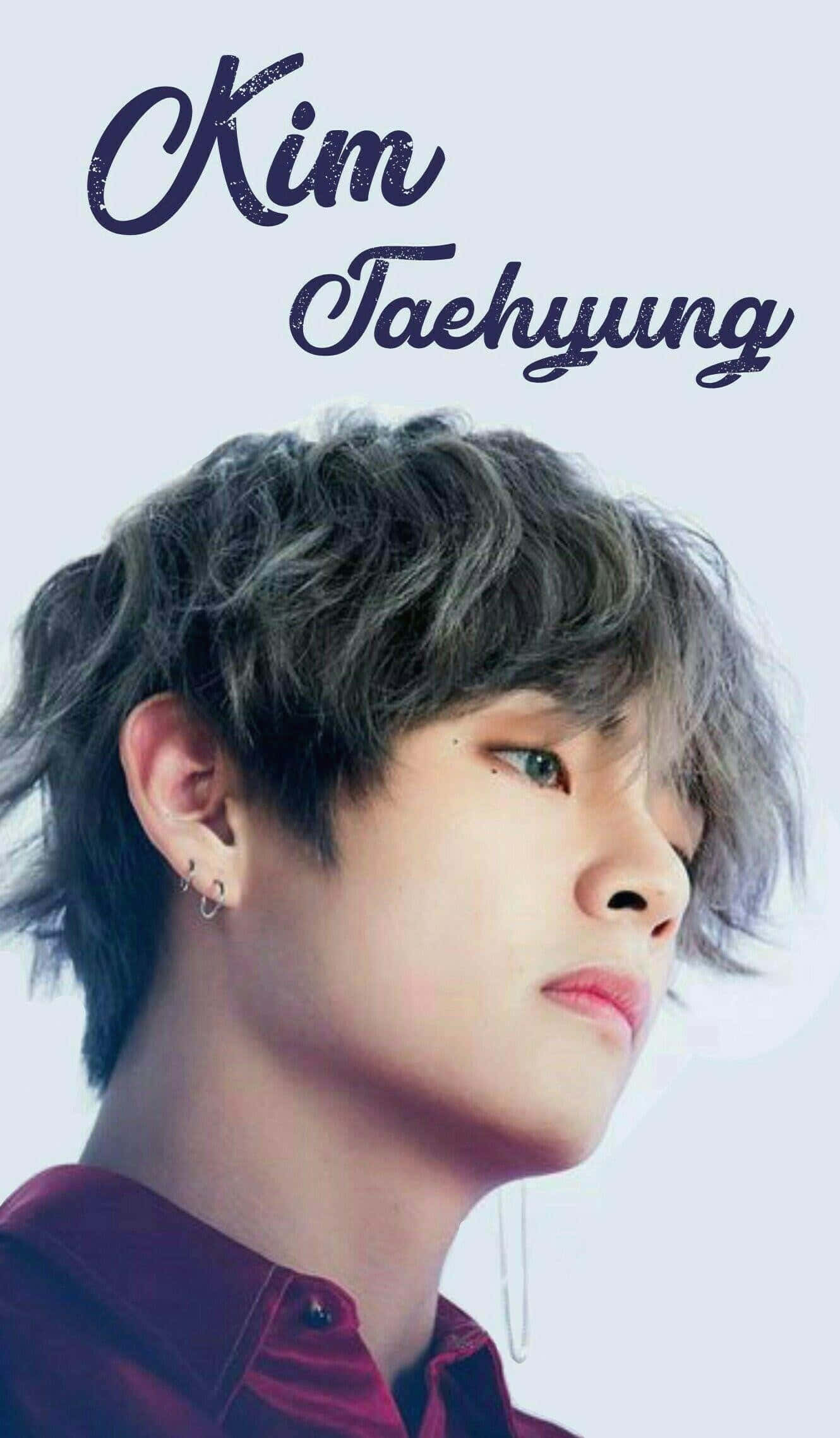 BTS V 動圖 桌布 壁紙 — 金泰亨的close-up肖像，頭髮灰白蓬鬆，身穿栗色襯衫，背景柔和明亮。