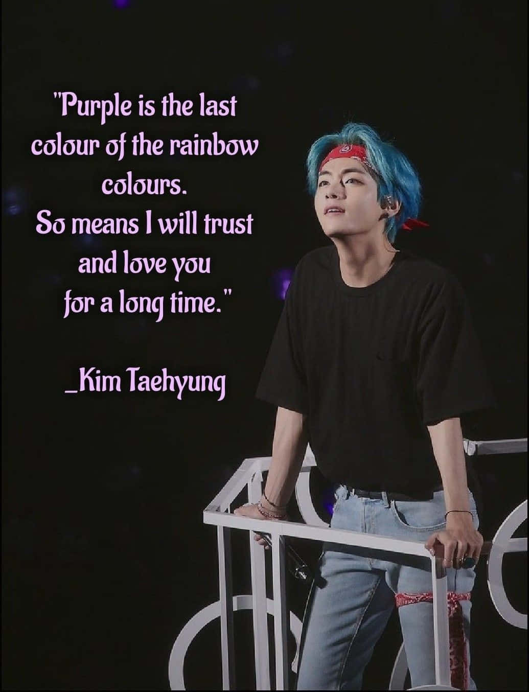 Bts Inspirational 桌布 壁紙 — 金泰亨藍色頭髮和紅色頭帶，靠在白色欄杆上，背景為深色，帶有紫色文字疊加。