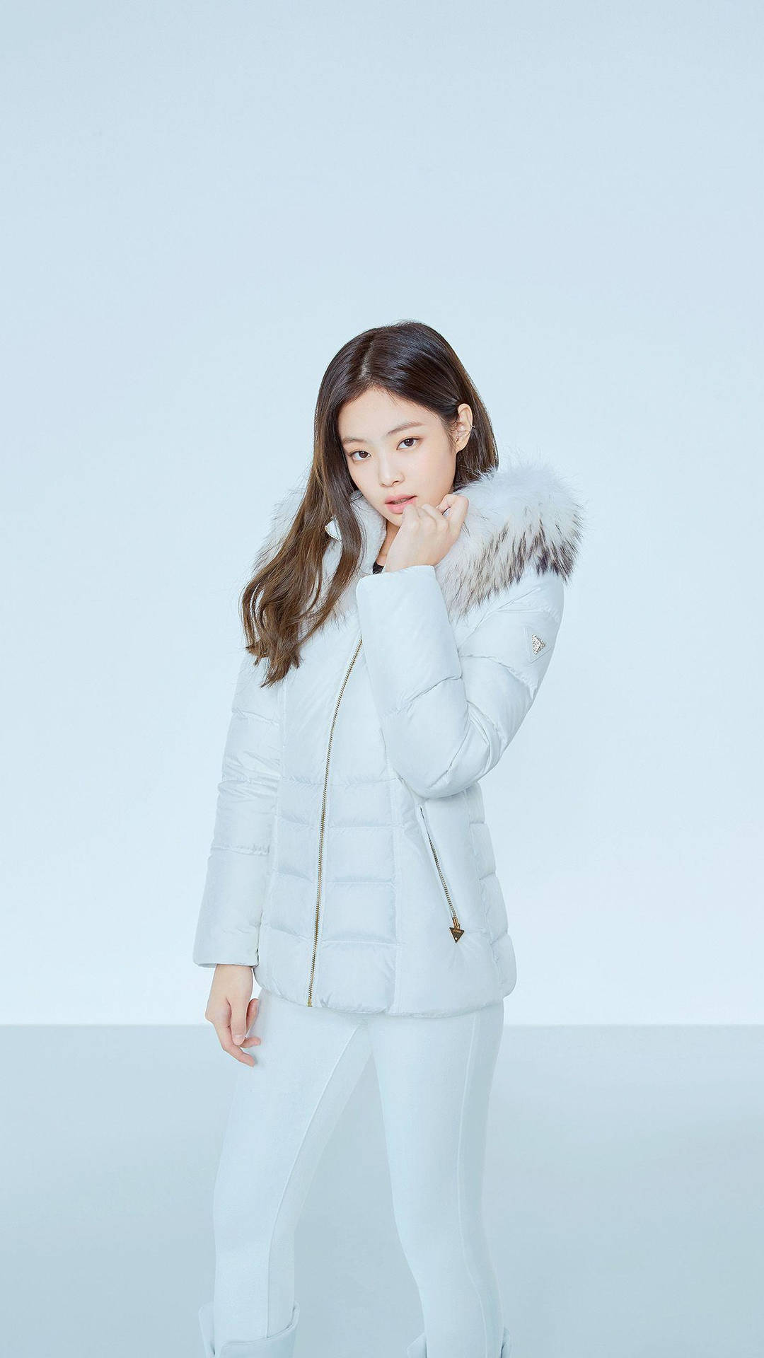 金珍妮身穿白色冬季服裝 — Jennie 壁紙