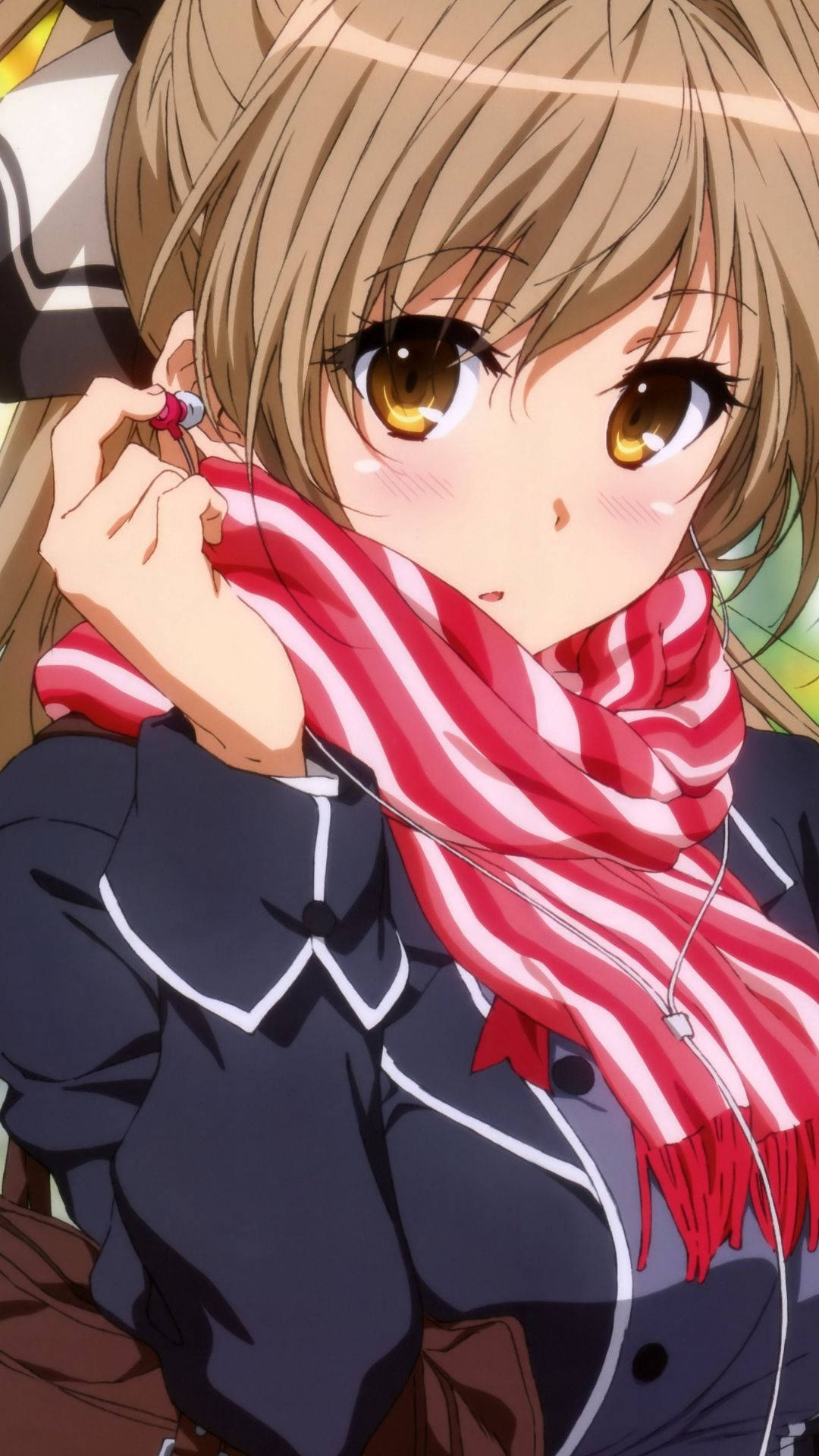 動漫女孩 桌布 壁紙 — 金瞳紅條紋圍巾的動漫少女，身穿深色制服，戴著耳機聽音樂。