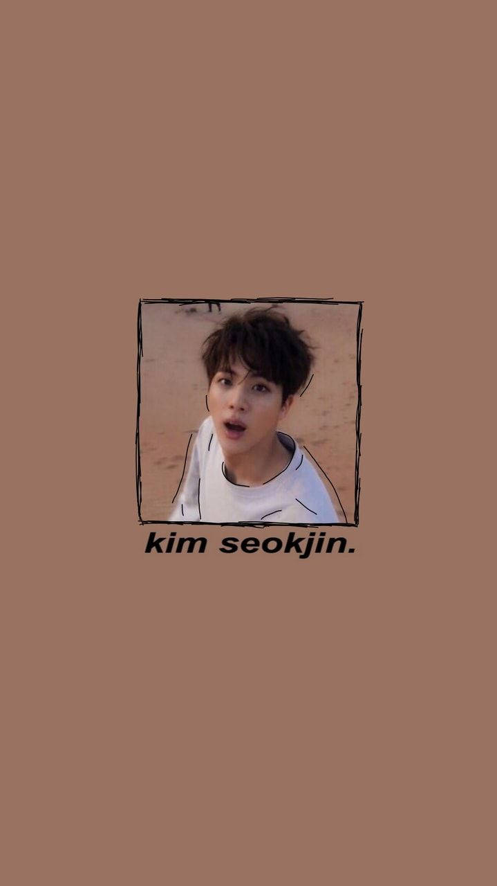 BTS Jin 桌布 壁紙 — 金碩珍的裱框肖像，背景為純棕色，下方有他的名字。