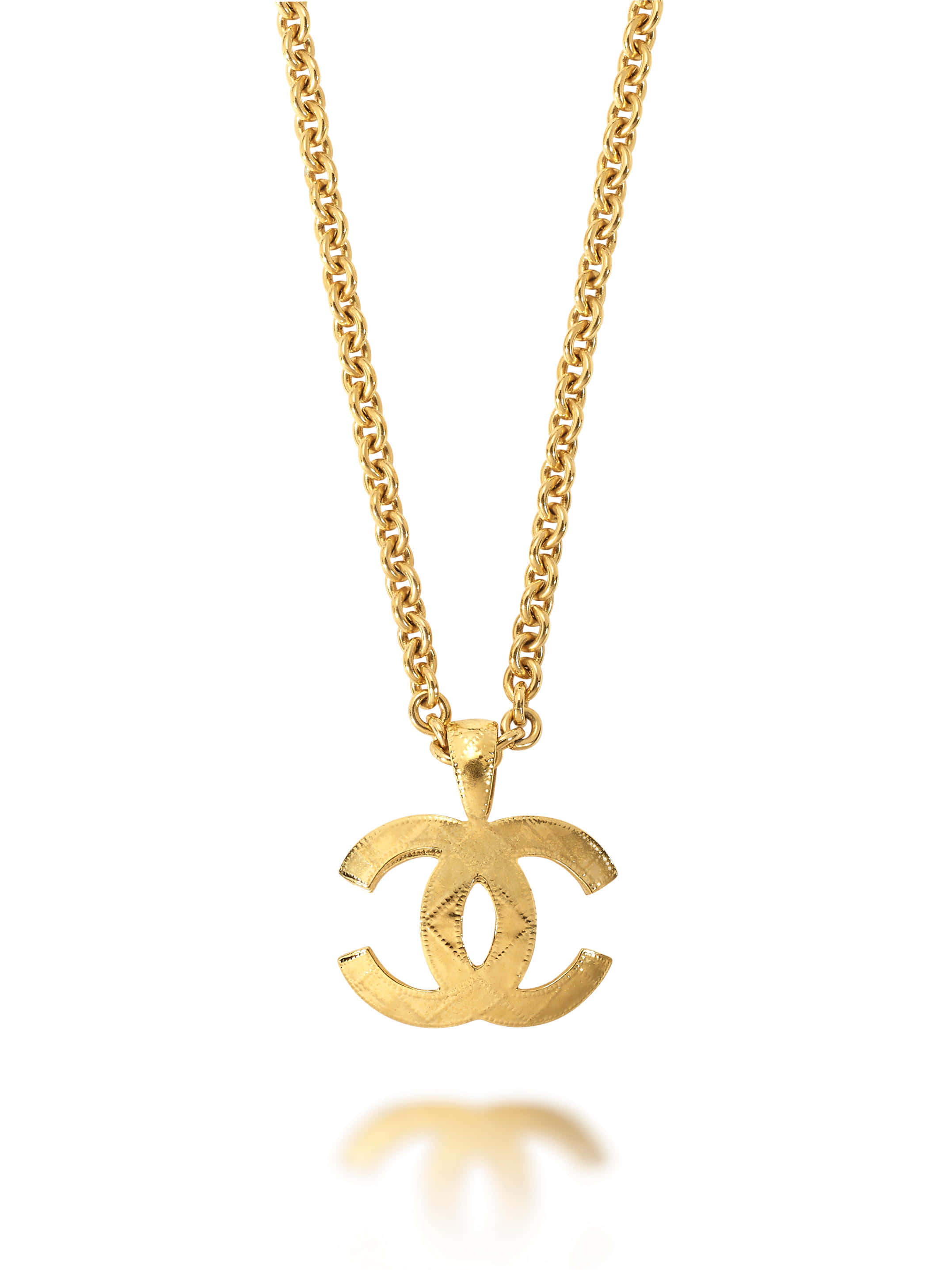香奈兒標誌 桌布 壁紙 — 金色 Chanel CC 標誌吊墜項鍊，帶鏈條，在白色背景上展示，帶有柔和反射。