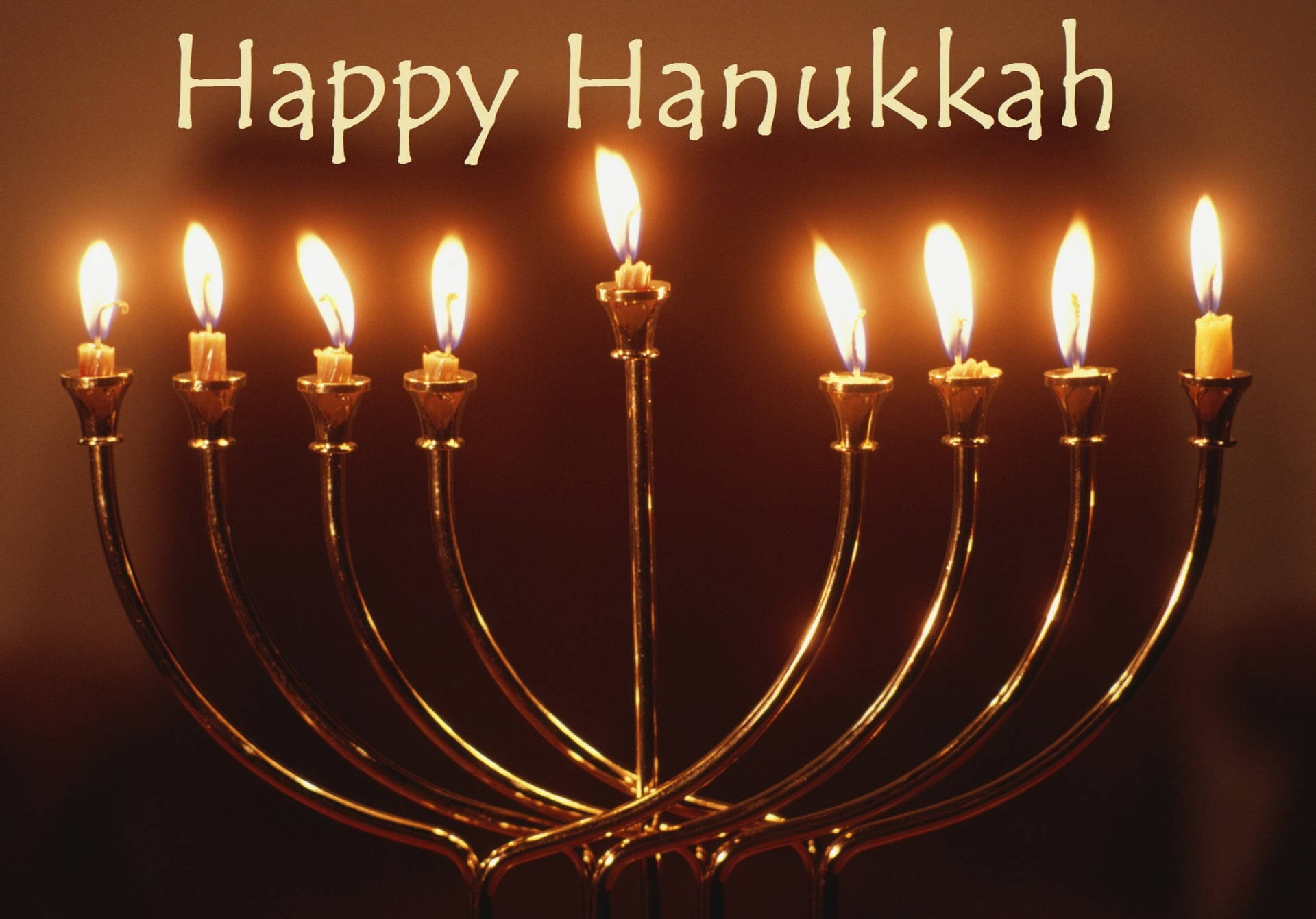 金色 menorah 配上點燃的蠟燭，用於慶祝光明節。 — 光明節 GIF 壁紙