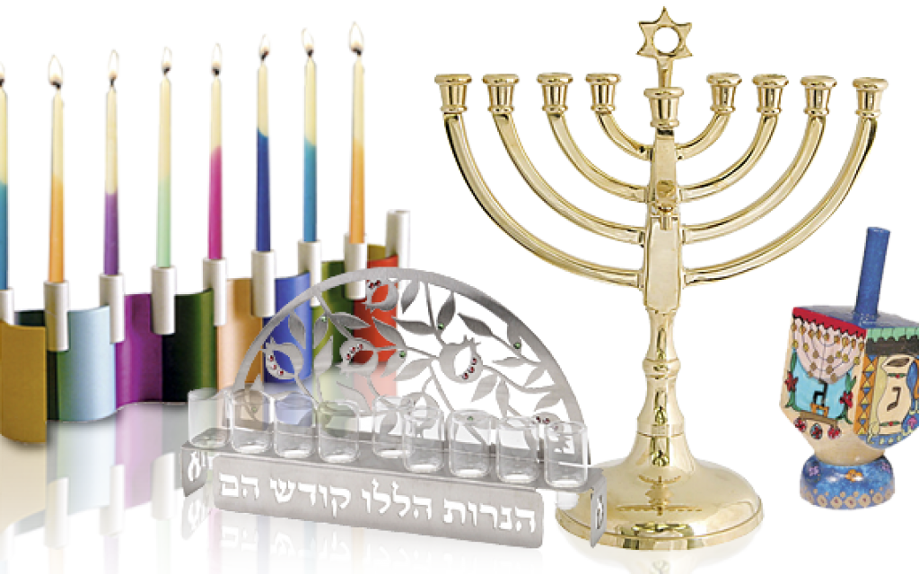 光明節 桌布 壁紙 — 金色 menorah 上點燃的蠟燭旁邊擺放著彩色蠟燭、dreidel 和裝飾性光明節物品，置於反光表面上。