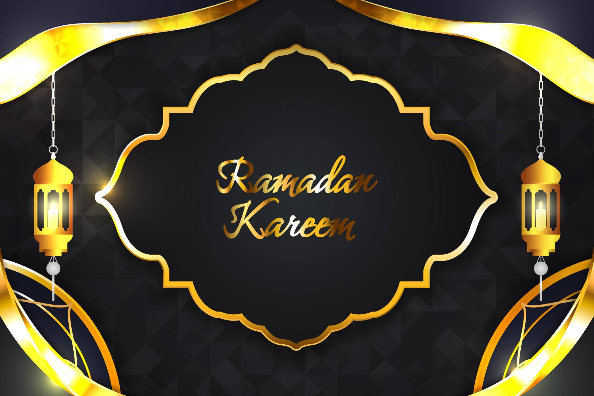 伊斯蘭 桌布 壁紙 — 金色 Ramadan Kareem 文字，由華麗燈籠和絲帶環繞，襯以深色幾何背景。