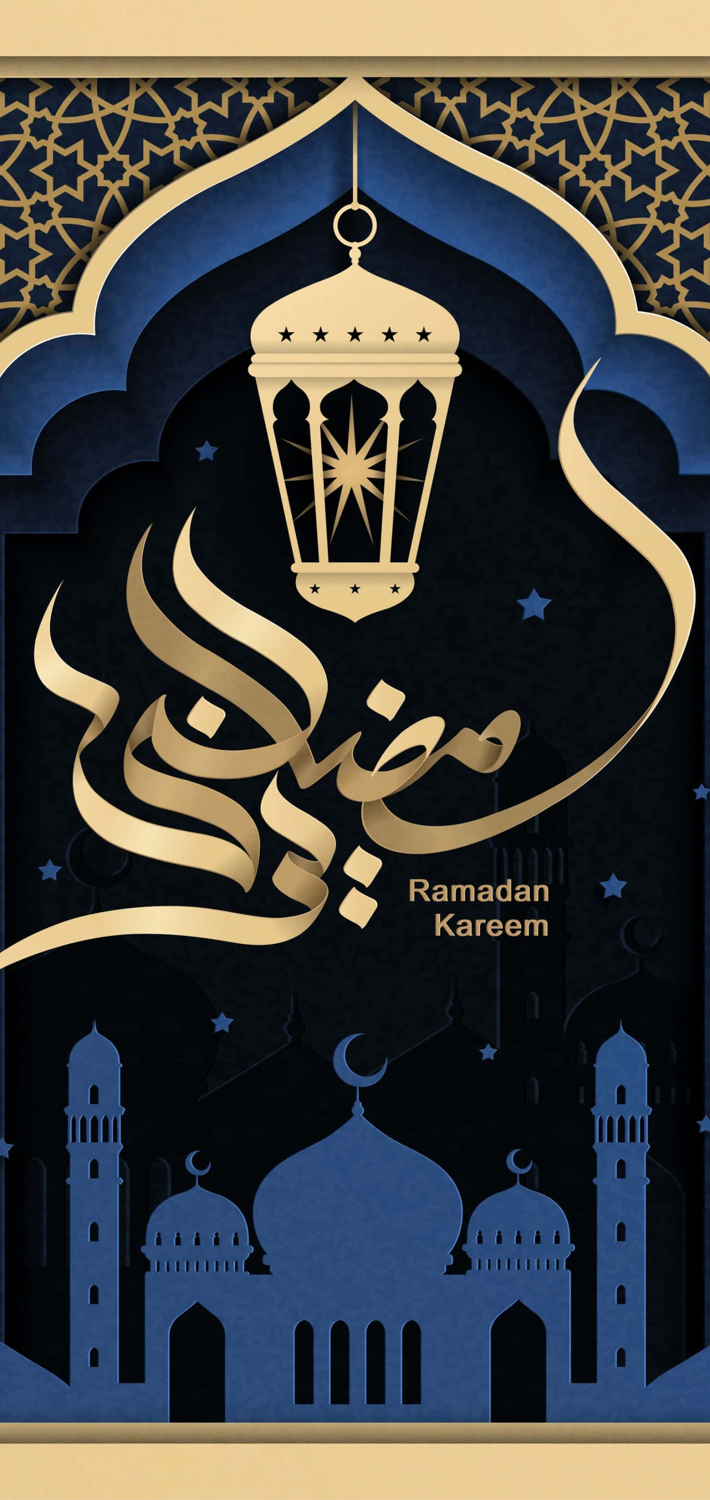 Ramadan 桌布 壁紙 — 金色 Ramadan Kareem 書法與燈籠漂浮在藍色清真寺剪影之上，背景是繁星點點的夜空。