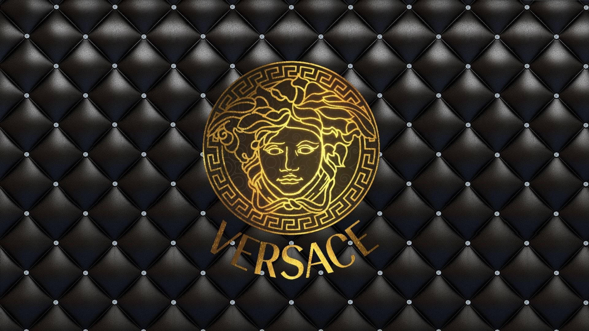 Versace Logo 桌布 壁紙 — 金色 Versace Medusa 標誌在帶有銀色鉚釘的黑色絎縫皮革背景上閃耀。