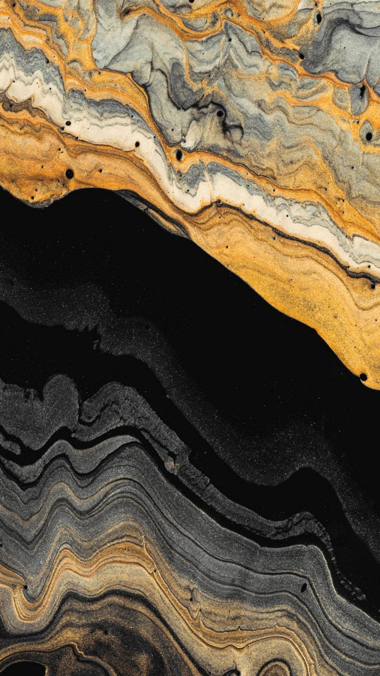 Marble Phone 桌布 壁紙 — 金色、灰色和黑色的鮮豔漩渦圖案創造出類似液體大理石的動態抽象構圖。