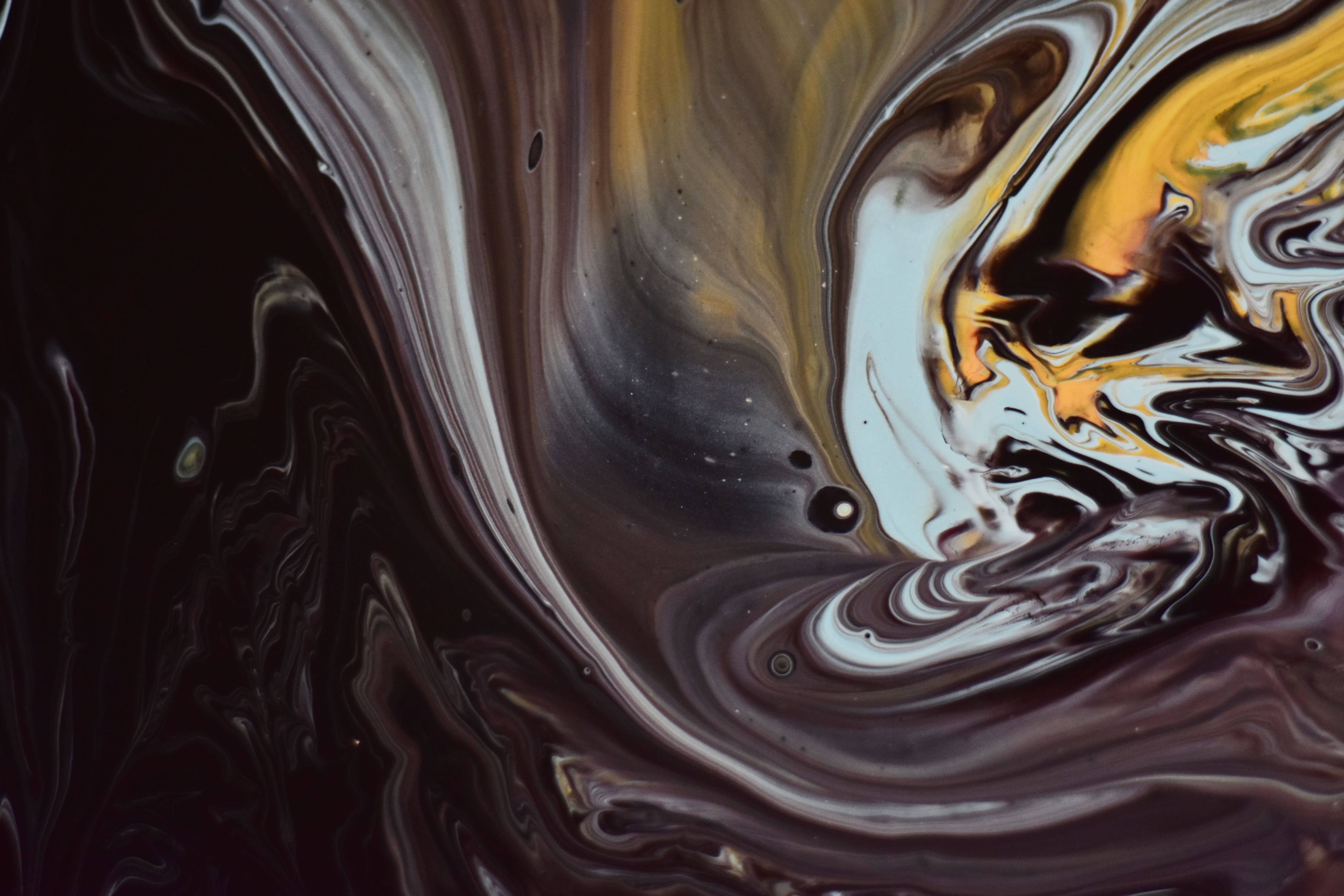 Painting 桌布 壁紙 — 金色、白色和深棕色的鮮豔漩渦在畫布上以動態有機圖案流動。
