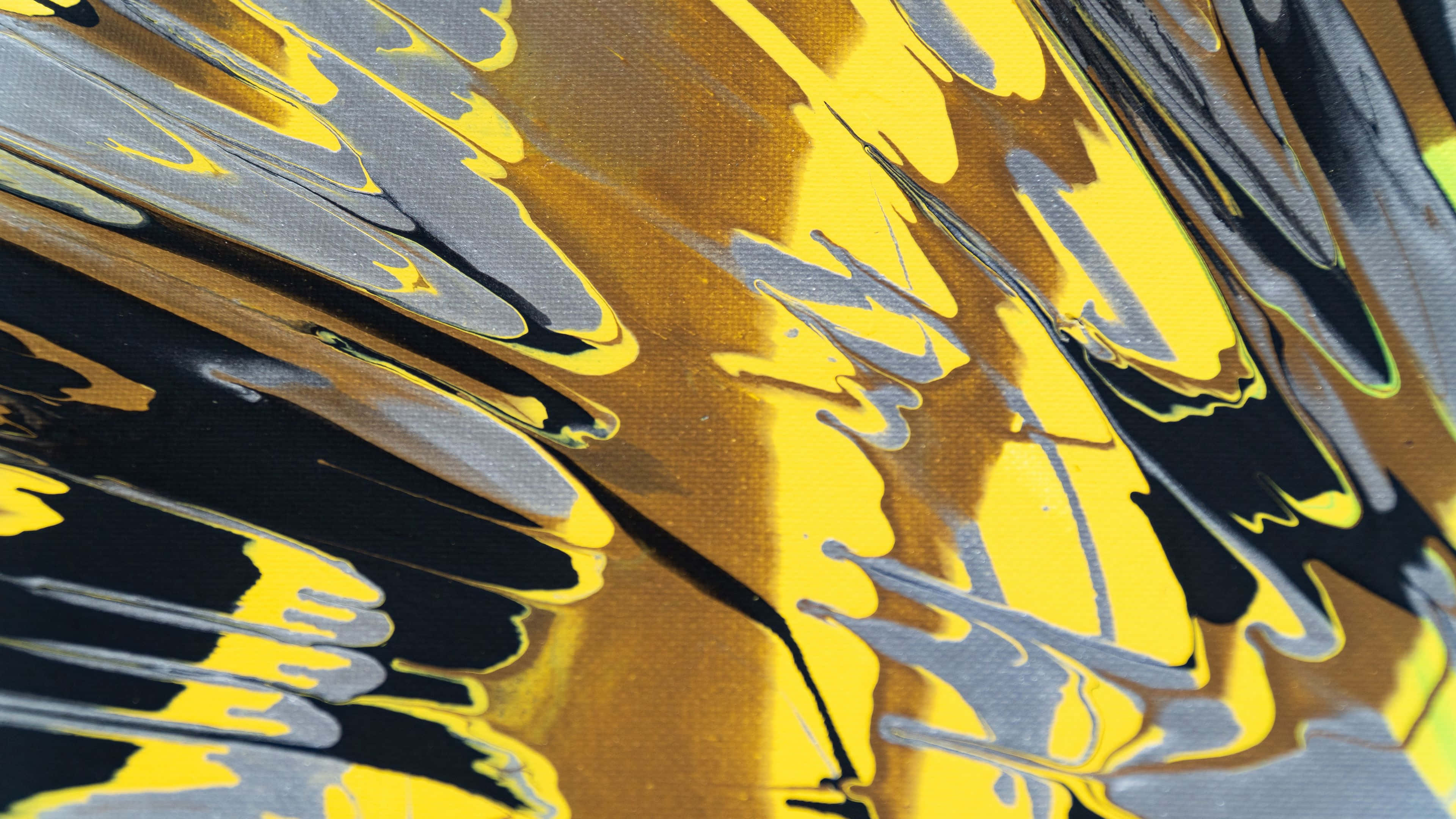 Painting 桌布 壁紙 — 金色、黃色、銀色和黑色的鮮豔抽象漩渦在紋理畫布上動態流動。