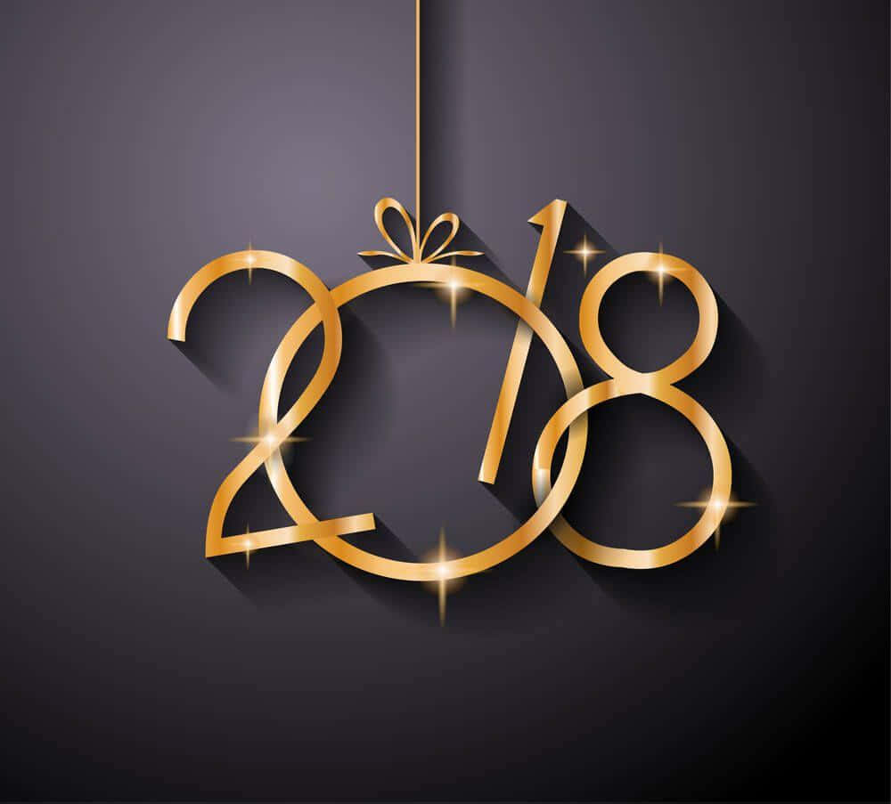 2018 桌布 壁紙 — 金色2018像節日裝飾品一樣掛在深色背景上，帶有閃爍的高光。