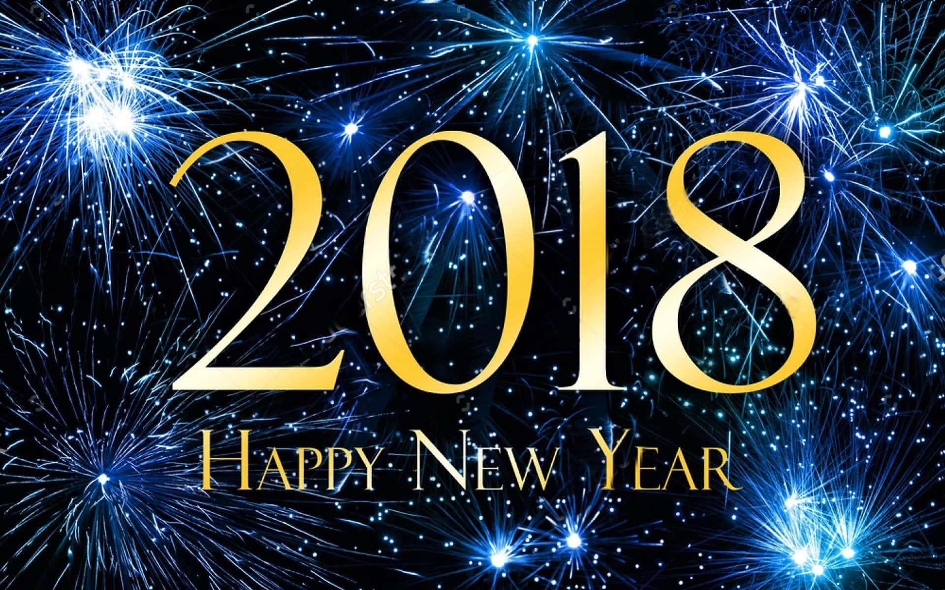 2018 桌布 壁紙 — 金色2018字樣在充滿閃爍藍色煙火的黑暗天空中發光，慶祝新年。