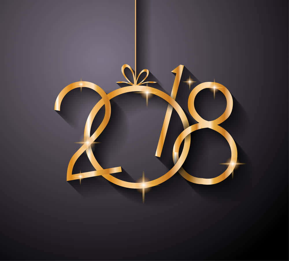 2018 桌布 壁紙 — 金色2018數字像裝飾品一樣掛在深色背景上，帶有閃光。