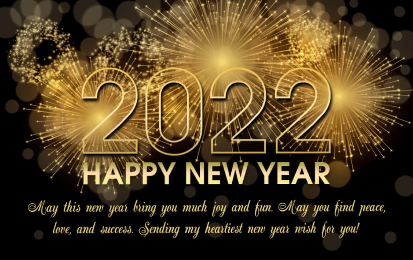 Happy New Year 2022 桌布 壁紙 — 金色2022年新年文字在深色背景上散發出節日煙火和慶祝訊息。