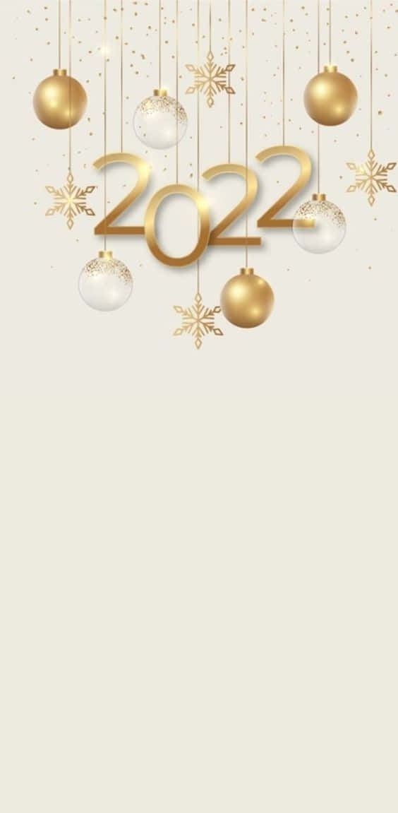 新年快樂 桌布 壁紙 — 金色2022數字與節日裝飾和雪花懸掛在柔和的奶油色背景上。