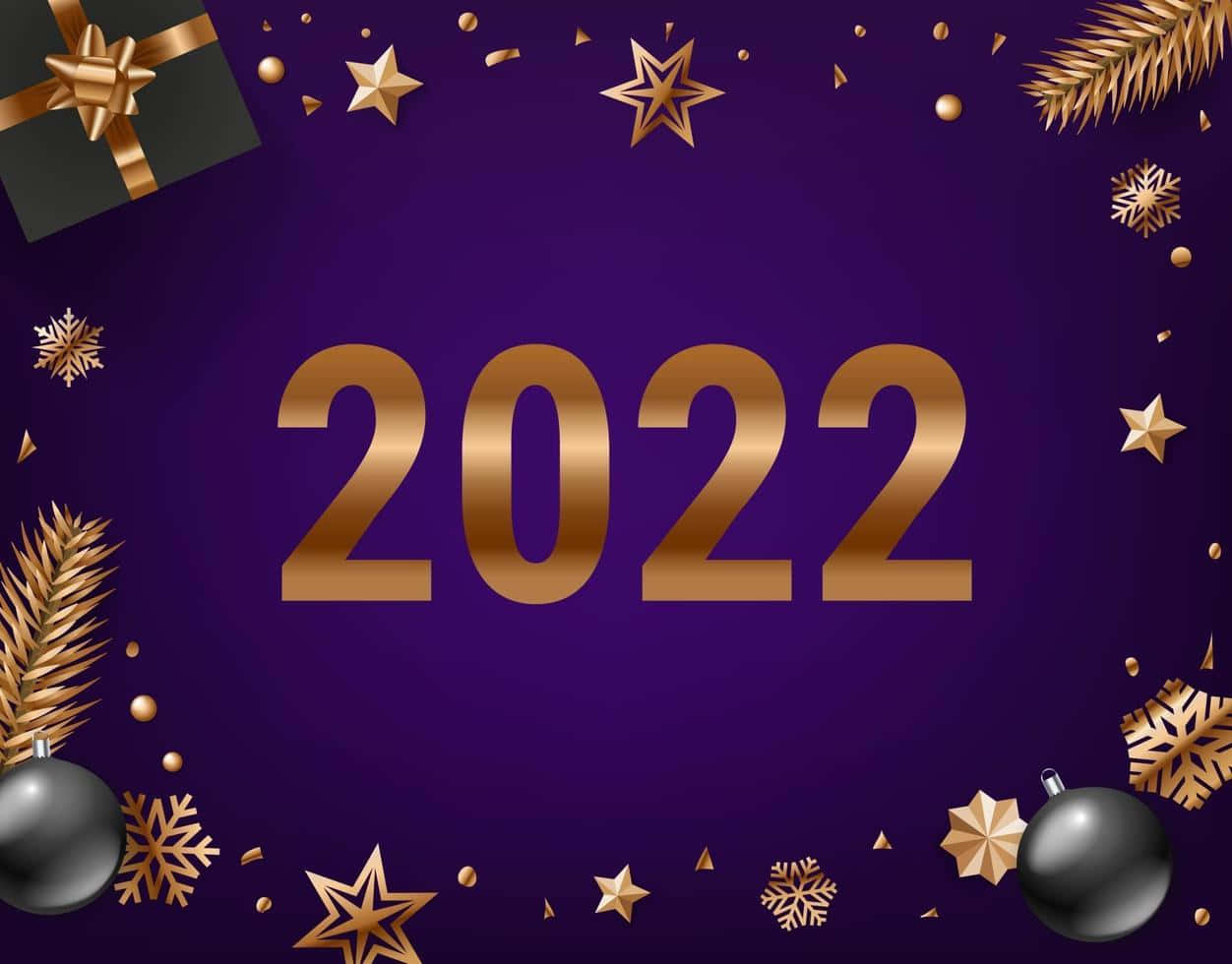 星星動圖 桌布 壁紙 — 金色2022文字居中在深紫色背景上，周圍環繞節日裝飾品、松樹枝和星星。