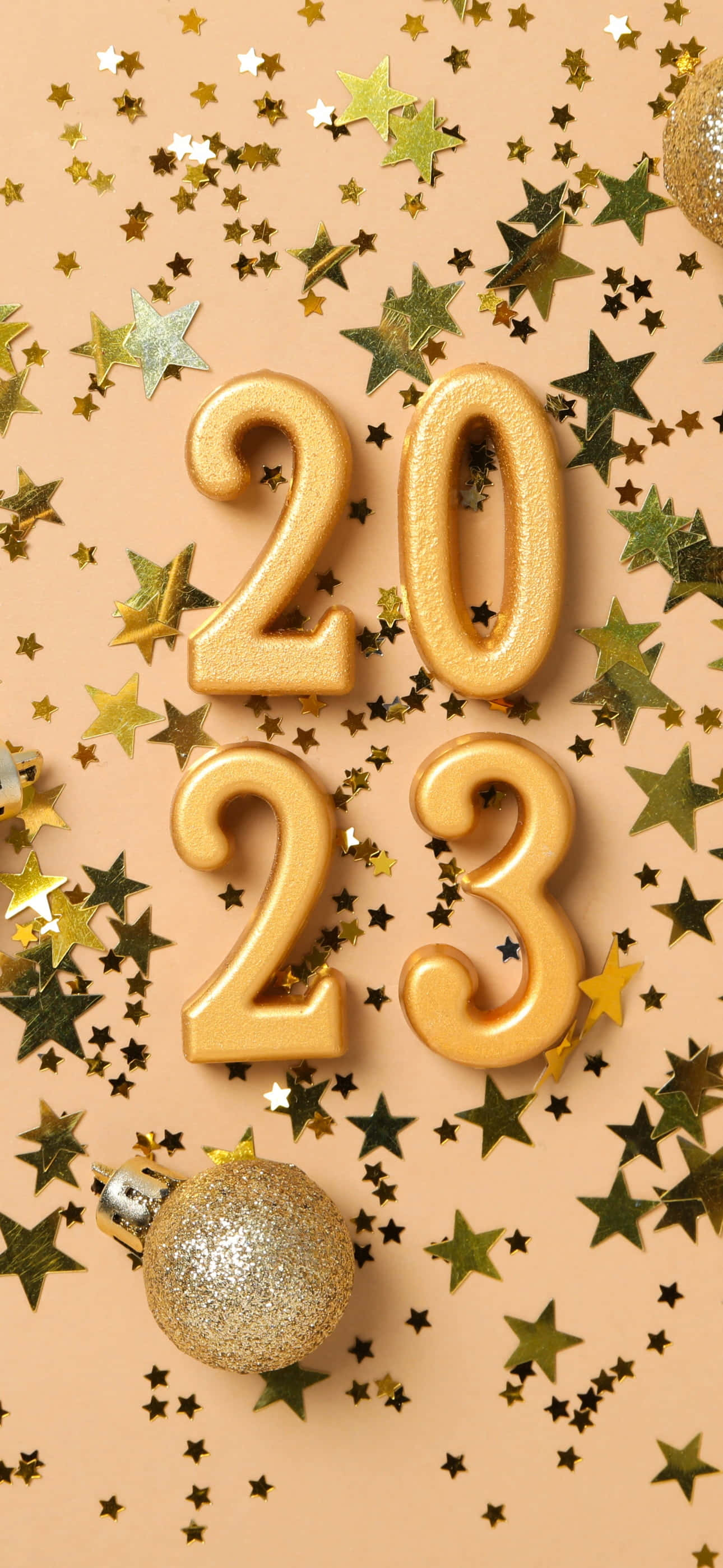 新年 桌布 壁紙 — 金色2023數字和閃爍的星星在柔和的蜜桃色背景上，配以節日裝飾，慶祝新年。