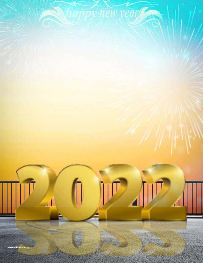 Happy New Year 2022 桌布 壁紙 — 金色3D 2022數字在煙火和「happy new year」文字的天空下，倒映在濕漉漉的路面上。