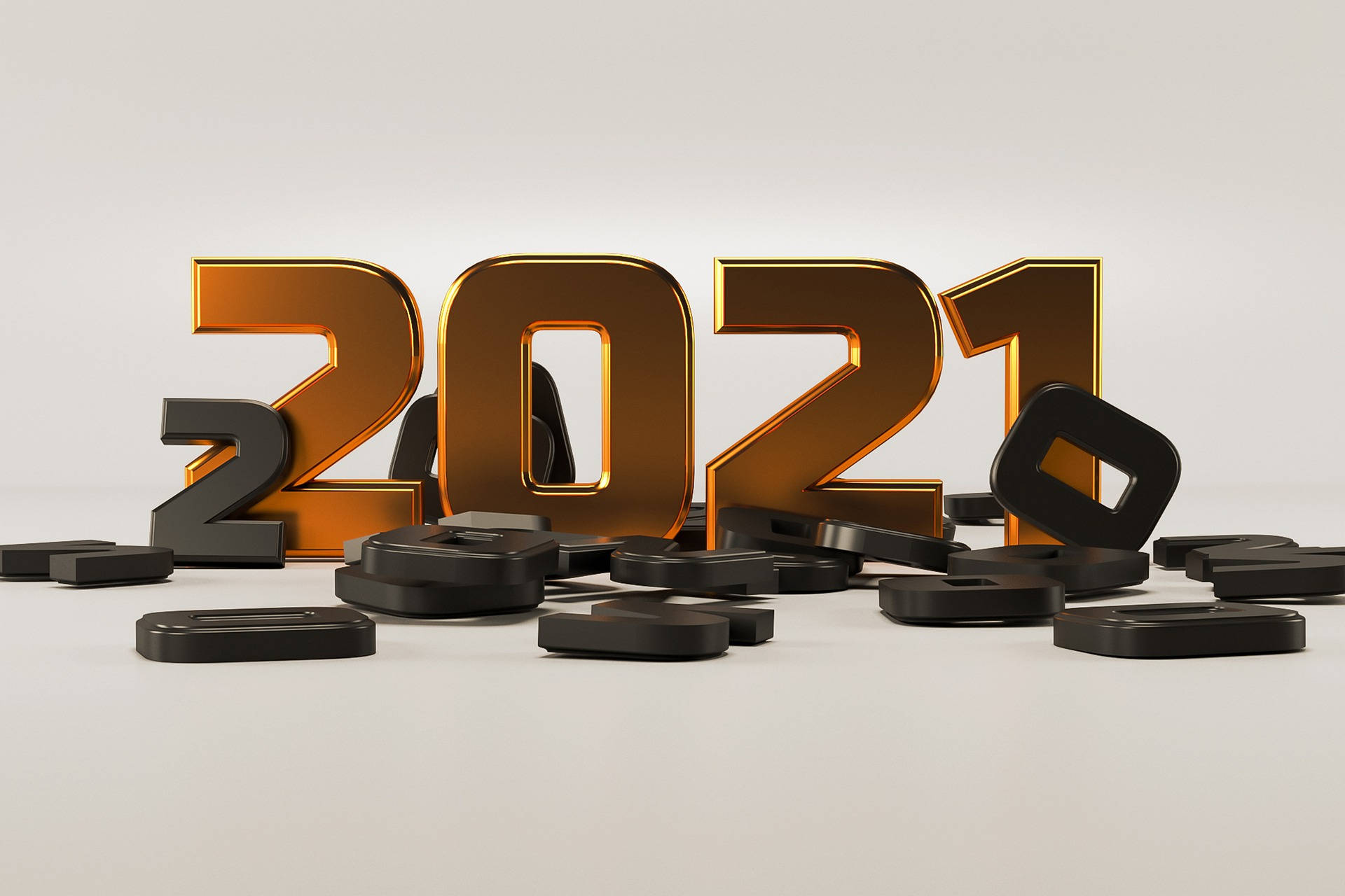Numbers 桌布 壁紙 — 金色3D數字2021直立，黑色數字方塊散落在中性表面上。